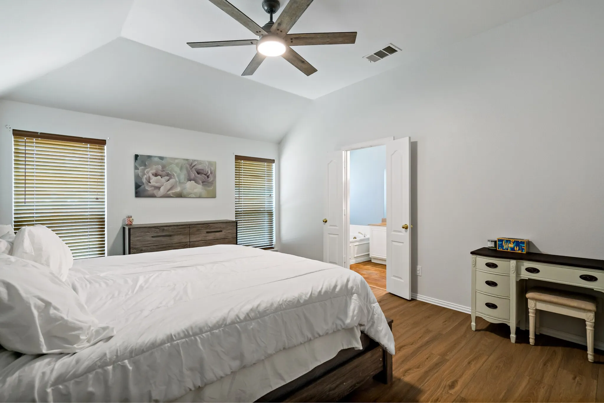 Single Family Residence For Sale in Denton County , 4408 Spanish Oak Circle, Corinth, Texas 76208, 4 Bedroom, 2 Bathroom, 2 Garage spaces, 2,231 Sqft, built in 1998, mls#21408588, Real Estate Agent in Corinth, Homes For Sale in Denton county, Homes For Sale in Corinth, Realtor in Corinth Texas, Real Estate Brokerage Independent Realty Texas, Luminita Cordes Realtor