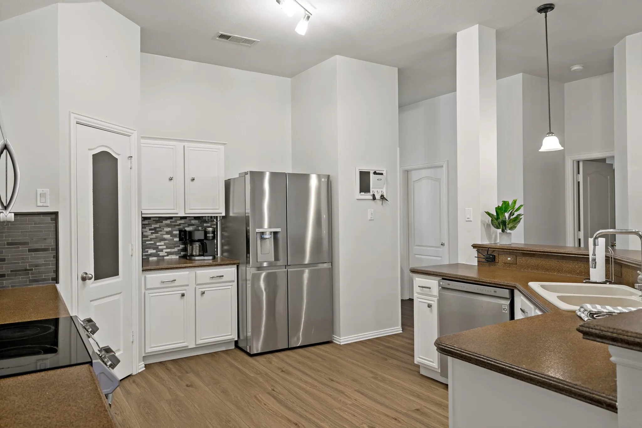 Single Family Residence For Sale in Denton County , 4408 Spanish Oak Circle, Corinth, Texas 76208, 4 Bedroom, 2 Bathroom, 2 Garage spaces, 2,231 Sqft, built in 1998, mls#21408588, Real Estate Agent in Corinth, Homes For Sale in Denton county, Homes For Sale in Corinth, Realtor in Corinth Texas, Real Estate Brokerage Independent Realty Texas, Luminita Cordes Realtor
