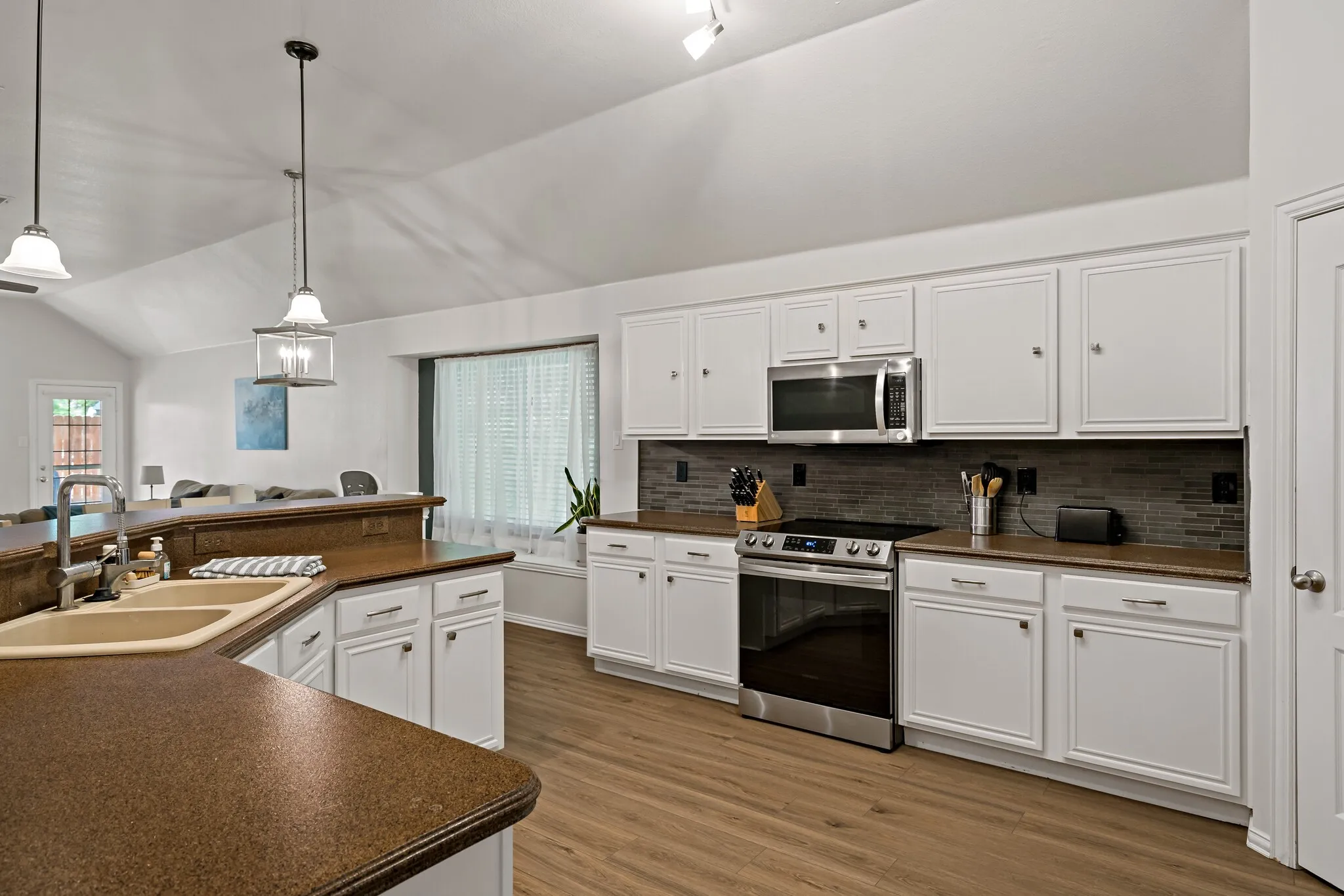 Single Family Residence For Sale in Denton County , 4408 Spanish Oak Circle, Corinth, Texas 76208, 4 Bedroom, 2 Bathroom, 2 Garage spaces, 2,231 Sqft, built in 1998, mls#21408588, Real Estate Agent in Corinth, Homes For Sale in Denton county, Homes For Sale in Corinth, Realtor in Corinth Texas, Real Estate Brokerage Independent Realty Texas, Luminita Cordes Realtor