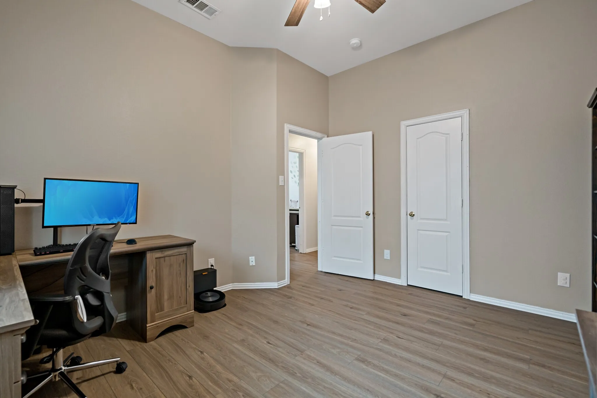 Single Family Residence For Sale in Denton County , 4408 Spanish Oak Circle, Corinth, Texas 76208, 4 Bedroom, 2 Bathroom, 2 Garage spaces, 2,231 Sqft, built in 1998, mls#21408588, Real Estate Agent in Corinth, Homes For Sale in Denton county, Homes For Sale in Corinth, Realtor in Corinth Texas, Real Estate Brokerage Independent Realty Texas, Luminita Cordes Realtor