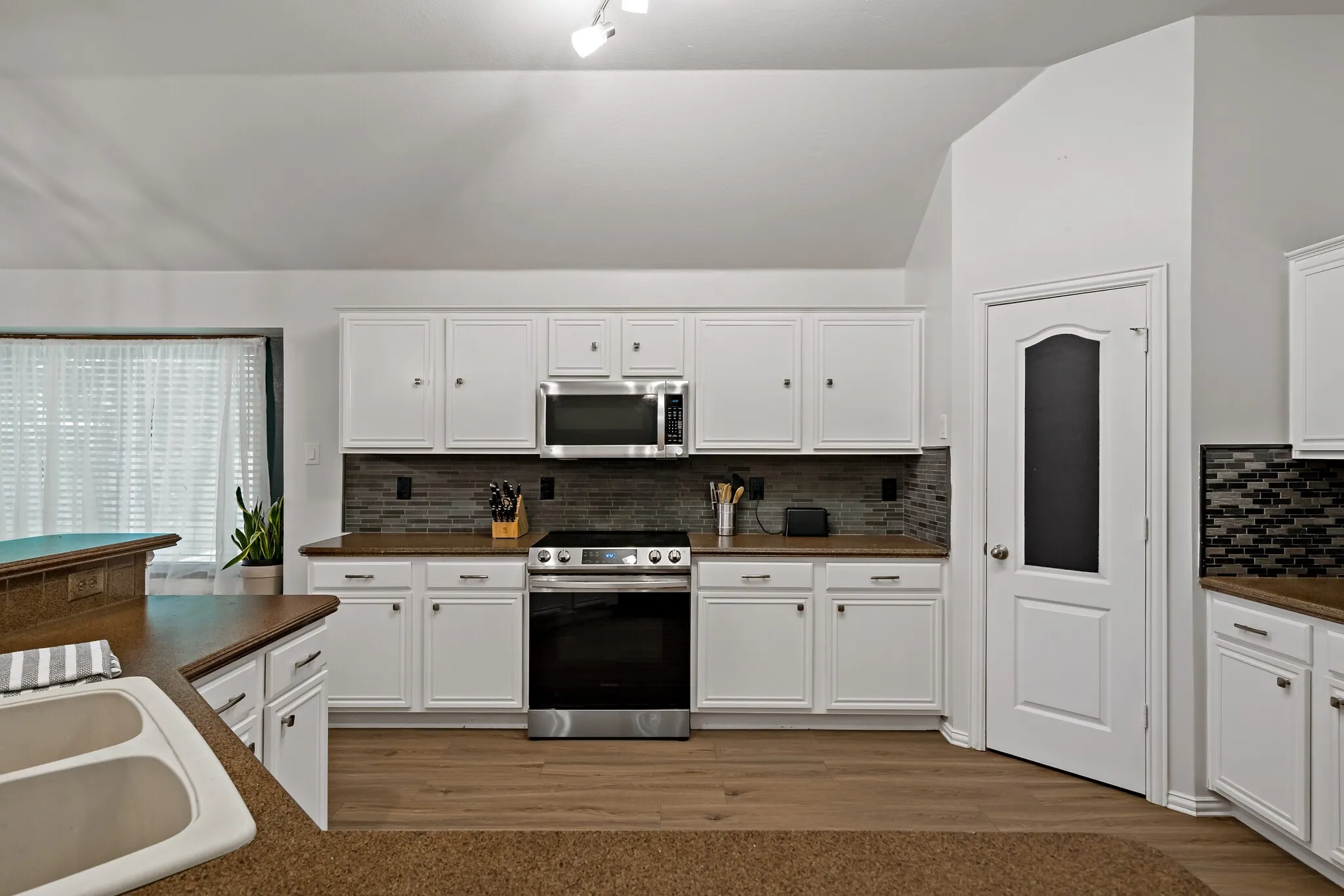 Single Family Residence For Sale in Denton County , 4408 Spanish Oak Circle, Corinth, Texas 76208, 4 Bedroom, 2 Bathroom, 2 Garage spaces, 2,231 Sqft, built in 1998, mls#21408588, Real Estate Agent in Corinth, Homes For Sale in Denton county, Homes For Sale in Corinth, Realtor in Corinth Texas, Real Estate Brokerage Independent Realty Texas, Luminita Cordes Realtor
