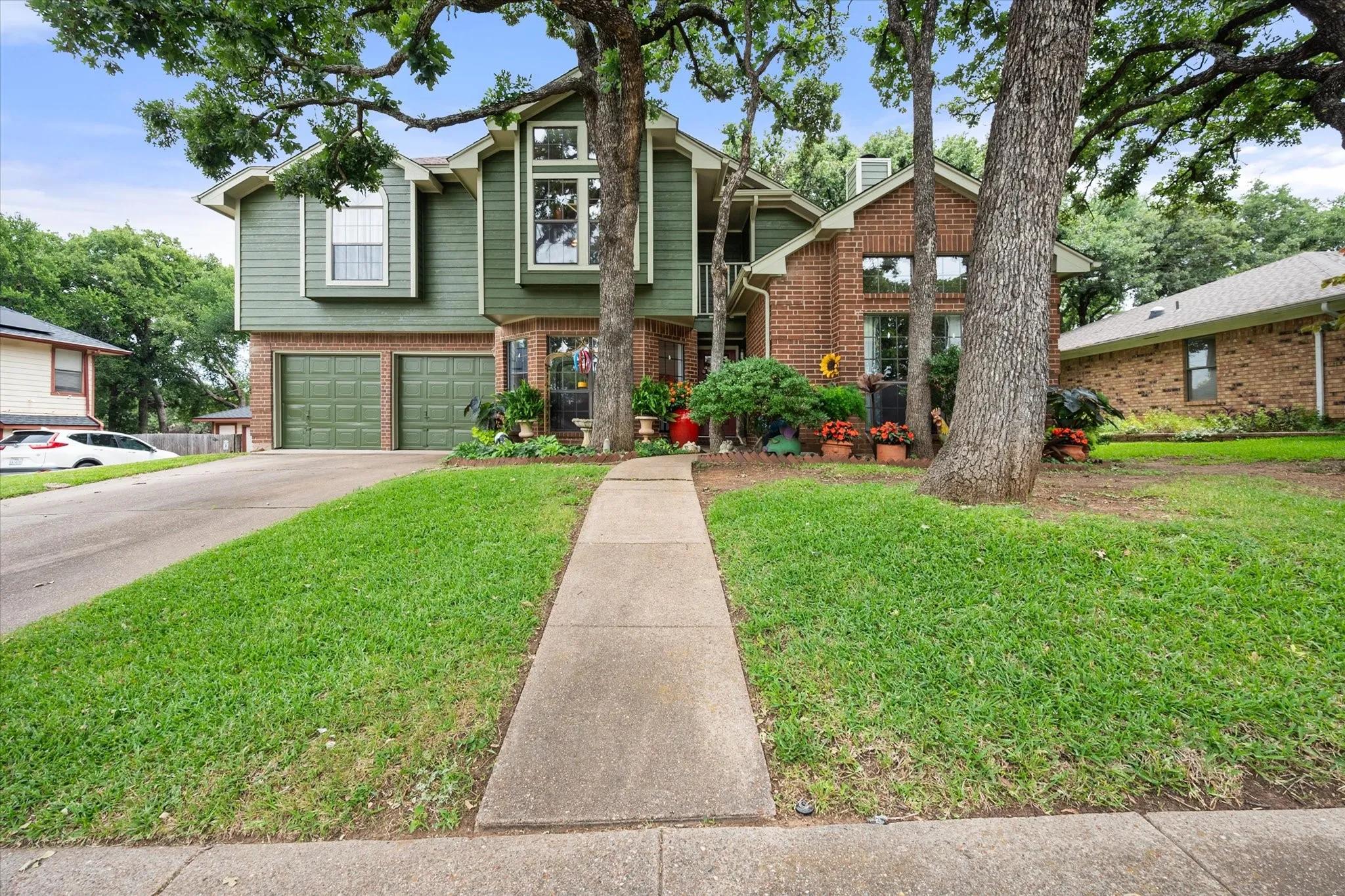 Single Family Residence For Sale in Tarrant County , 6616 Shorewood Drive, Arlington, Texas 76016, 4 Bedroom, 3 Bathroom, 2 Garage spaces, 2,098 Sqft, built in 1985, mls#21408586, Real Estate Agent in Arlington, Homes For Sale in Tarrant county, Homes For Sale in Arlington, Realtor in Arlington Texas, Real Estate Brokerage Independent Realty Texas, Luminita Cordes Realtor