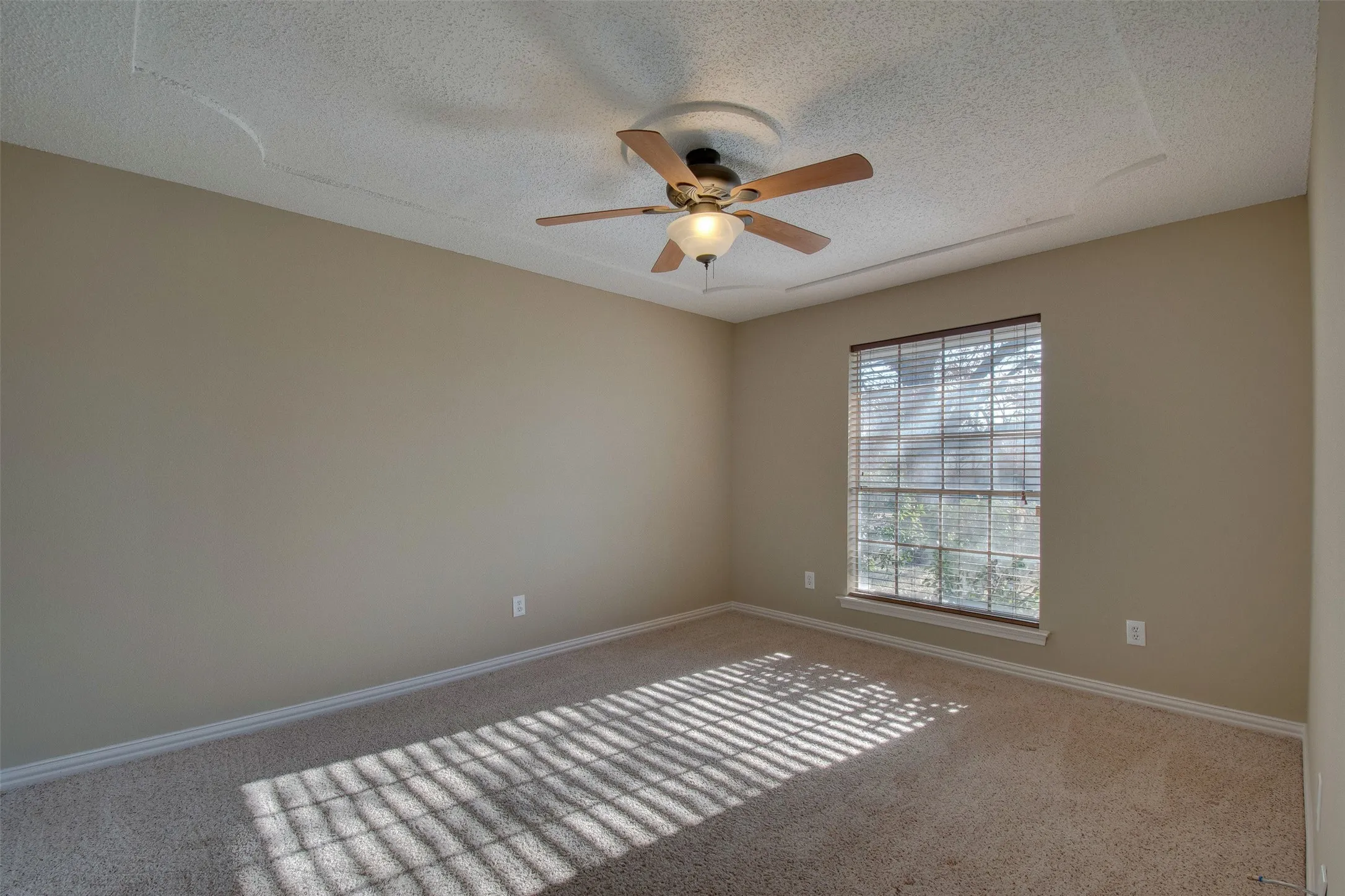 Single Family Residence For Rent in Tarrant County , 5605 Trails Edge Drive, Arlington, Texas 76017, 3 Bedroom, 2 Bathroom, 2 Garage spaces, 1,756 Sqft, built in 1978, mls#21408674, Real Estate Agent in Arlington, Homes For Rent in Tarrant county, Homes For Rent in Arlington, Realtor in Arlington Texas, Real Estate Brokerage Independent Realty Texas, Luminita Cordes Realtor