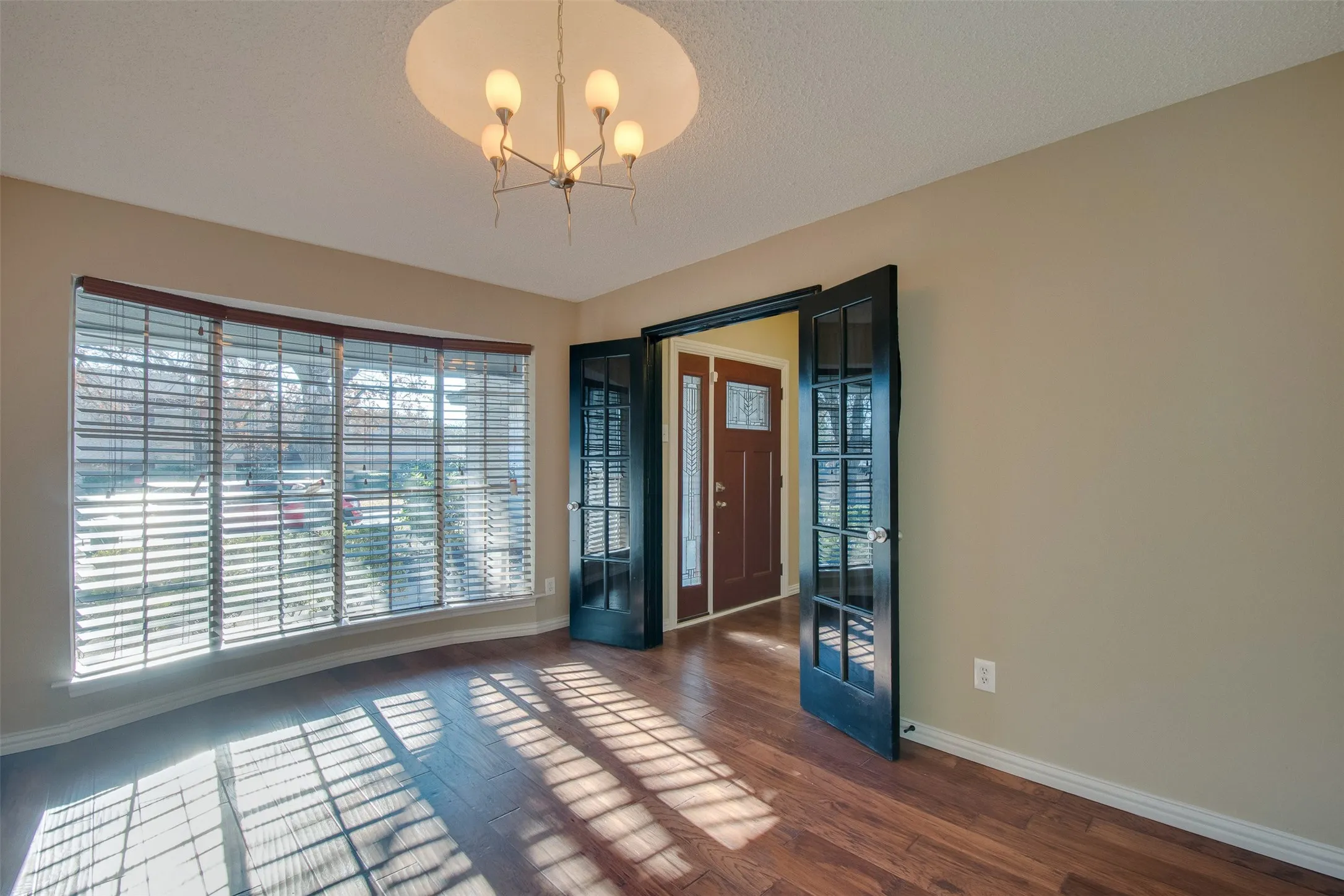 Single Family Residence For Rent in Tarrant County , 5605 Trails Edge Drive, Arlington, Texas 76017, 3 Bedroom, 2 Bathroom, 2 Garage spaces, 1,756 Sqft, built in 1978, mls#21408674, Real Estate Agent in Arlington, Homes For Rent in Tarrant county, Homes For Rent in Arlington, Realtor in Arlington Texas, Real Estate Brokerage Independent Realty Texas, Luminita Cordes Realtor