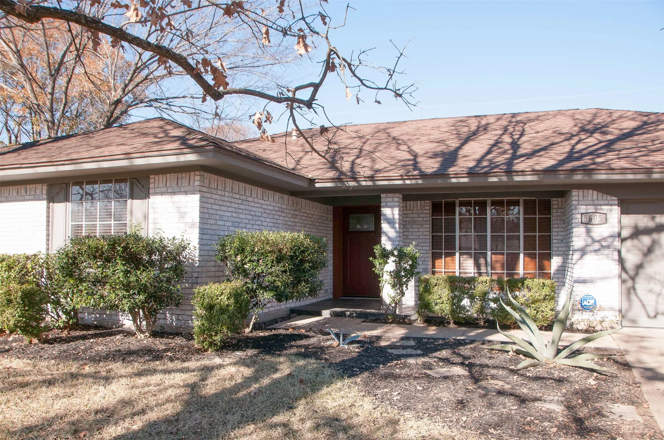 Single Family Residence For Rent in Tarrant County , 5605 Trails Edge Drive, Arlington, Texas 76017, 3 Bedroom, 2 Bathroom, 2 Garage spaces, 1,756 Sqft, built in 1978, mls#21408674, Real Estate Agent in Arlington, Homes For Rent in Tarrant county, Homes For Rent in Arlington, Realtor in Arlington Texas, Real Estate Brokerage Independent Realty Texas, Luminita Cordes Realtor