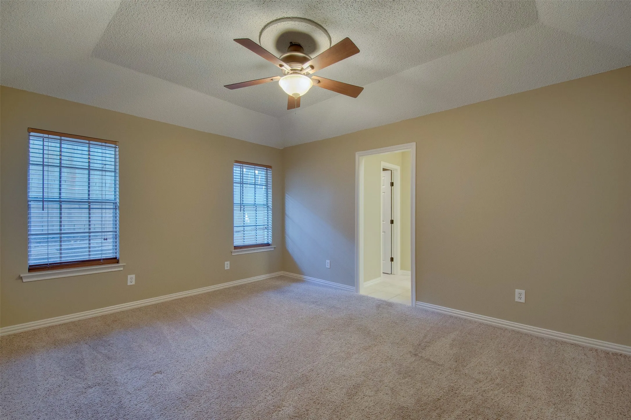 Single Family Residence For Rent in Tarrant County , 5605 Trails Edge Drive, Arlington, Texas 76017, 3 Bedroom, 2 Bathroom, 2 Garage spaces, 1,756 Sqft, built in 1978, mls#21408674, Real Estate Agent in Arlington, Homes For Rent in Tarrant county, Homes For Rent in Arlington, Realtor in Arlington Texas, Real Estate Brokerage Independent Realty Texas, Luminita Cordes Realtor