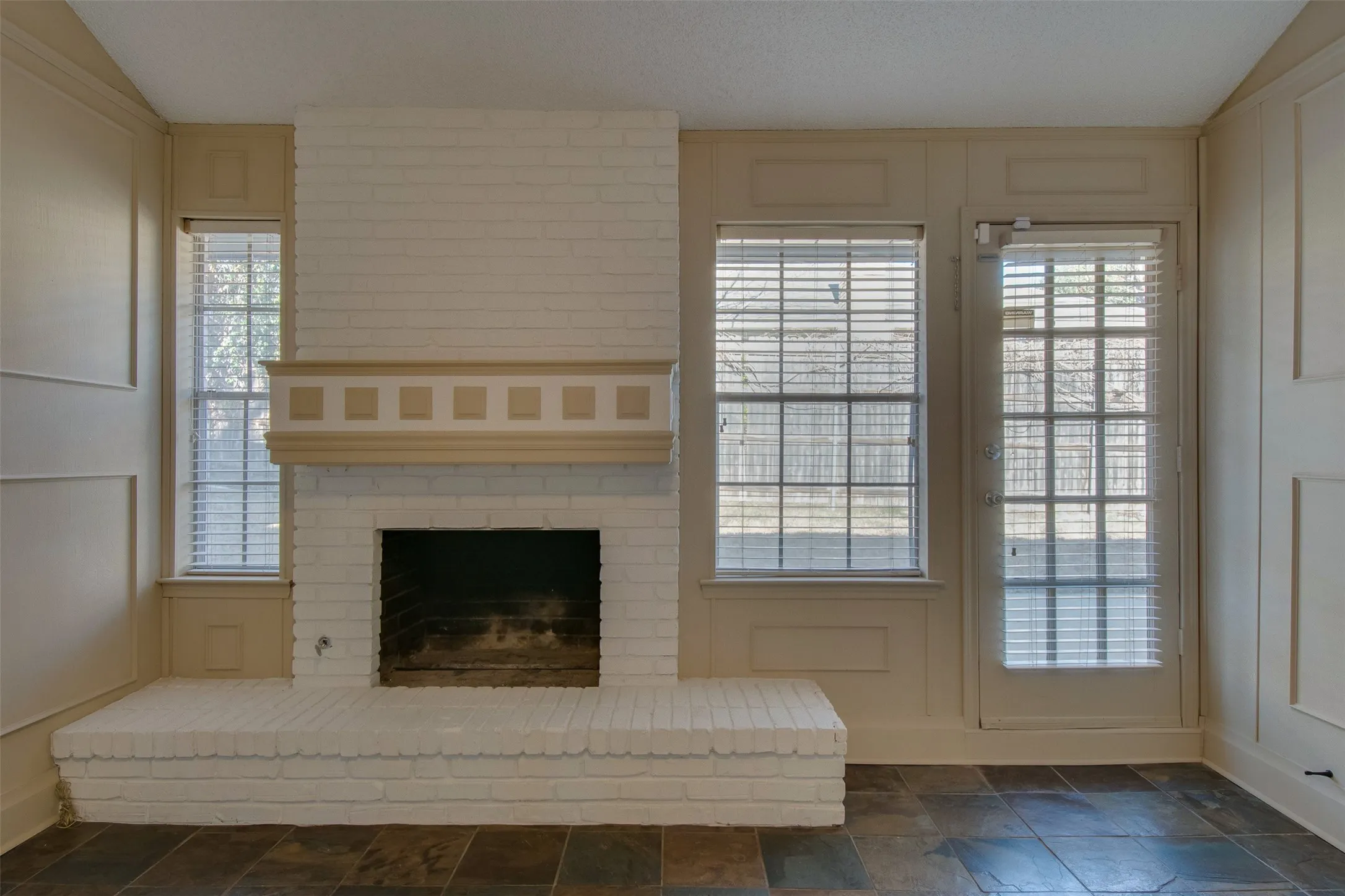 Single Family Residence For Rent in Tarrant County , 5605 Trails Edge Drive, Arlington, Texas 76017, 3 Bedroom, 2 Bathroom, 2 Garage spaces, 1,756 Sqft, built in 1978, mls#21408674, Real Estate Agent in Arlington, Homes For Rent in Tarrant county, Homes For Rent in Arlington, Realtor in Arlington Texas, Real Estate Brokerage Independent Realty Texas, Luminita Cordes Realtor