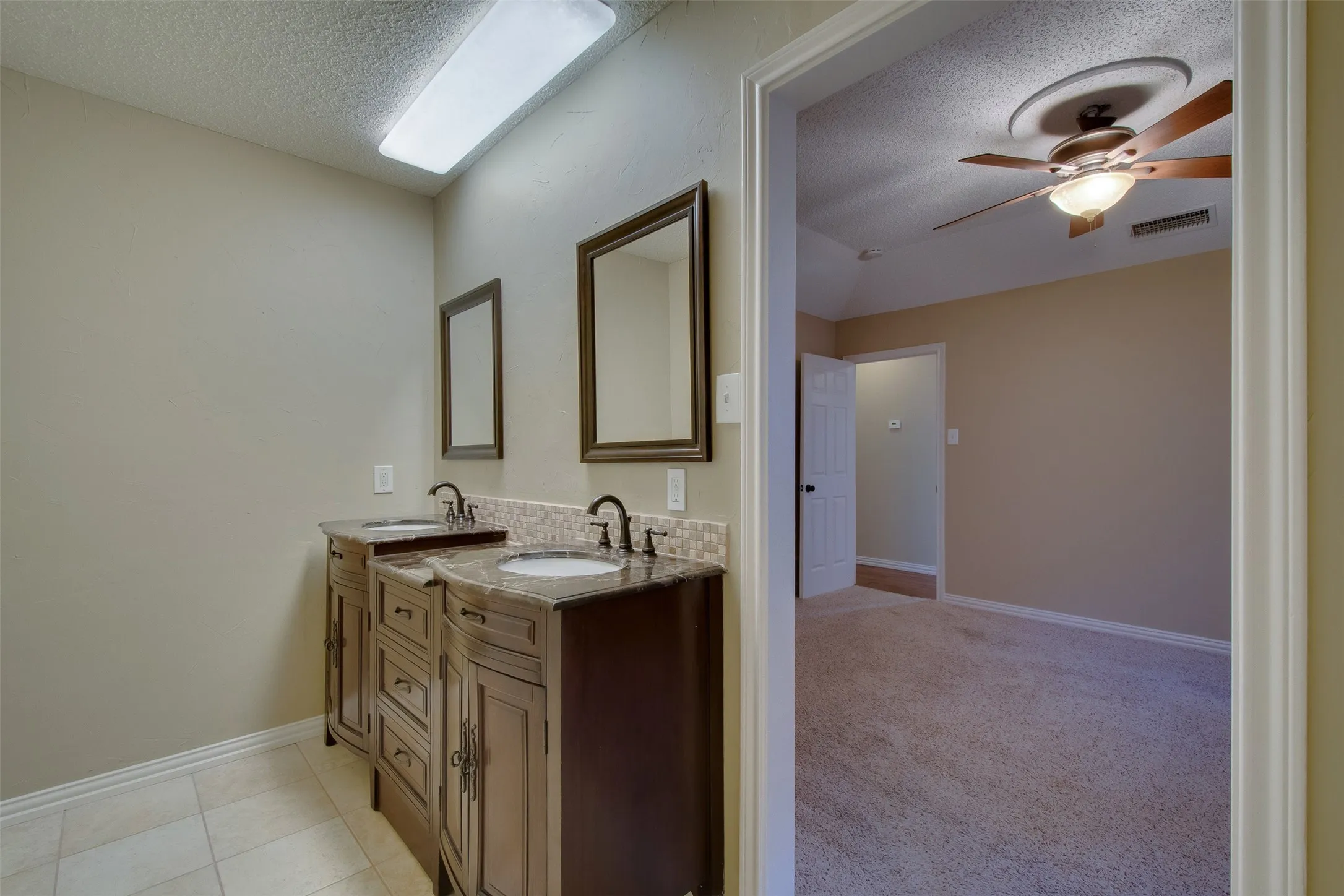 Single Family Residence For Rent in Tarrant County , 5605 Trails Edge Drive, Arlington, Texas 76017, 3 Bedroom, 2 Bathroom, 2 Garage spaces, 1,756 Sqft, built in 1978, mls#21408674, Real Estate Agent in Arlington, Homes For Rent in Tarrant county, Homes For Rent in Arlington, Realtor in Arlington Texas, Real Estate Brokerage Independent Realty Texas, Luminita Cordes Realtor