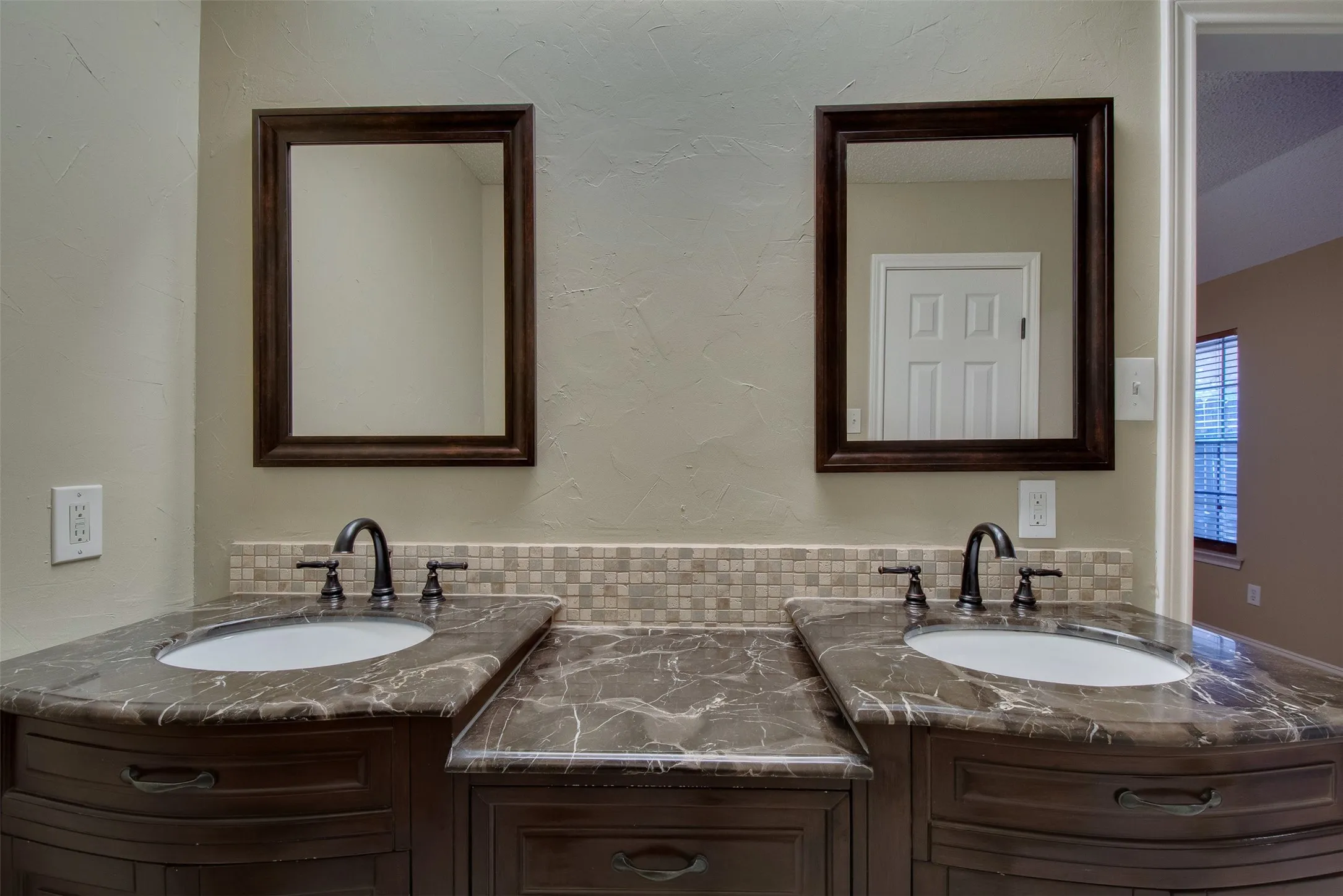 Single Family Residence For Rent in Tarrant County , 5605 Trails Edge Drive, Arlington, Texas 76017, 3 Bedroom, 2 Bathroom, 2 Garage spaces, 1,756 Sqft, built in 1978, mls#21408674, Real Estate Agent in Arlington, Homes For Rent in Tarrant county, Homes For Rent in Arlington, Realtor in Arlington Texas, Real Estate Brokerage Independent Realty Texas, Luminita Cordes Realtor