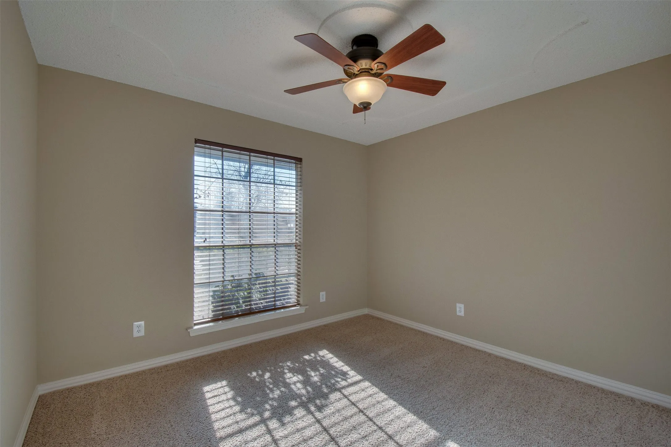 Single Family Residence For Rent in Tarrant County , 5605 Trails Edge Drive, Arlington, Texas 76017, 3 Bedroom, 2 Bathroom, 2 Garage spaces, 1,756 Sqft, built in 1978, mls#21408674, Real Estate Agent in Arlington, Homes For Rent in Tarrant county, Homes For Rent in Arlington, Realtor in Arlington Texas, Real Estate Brokerage Independent Realty Texas, Luminita Cordes Realtor