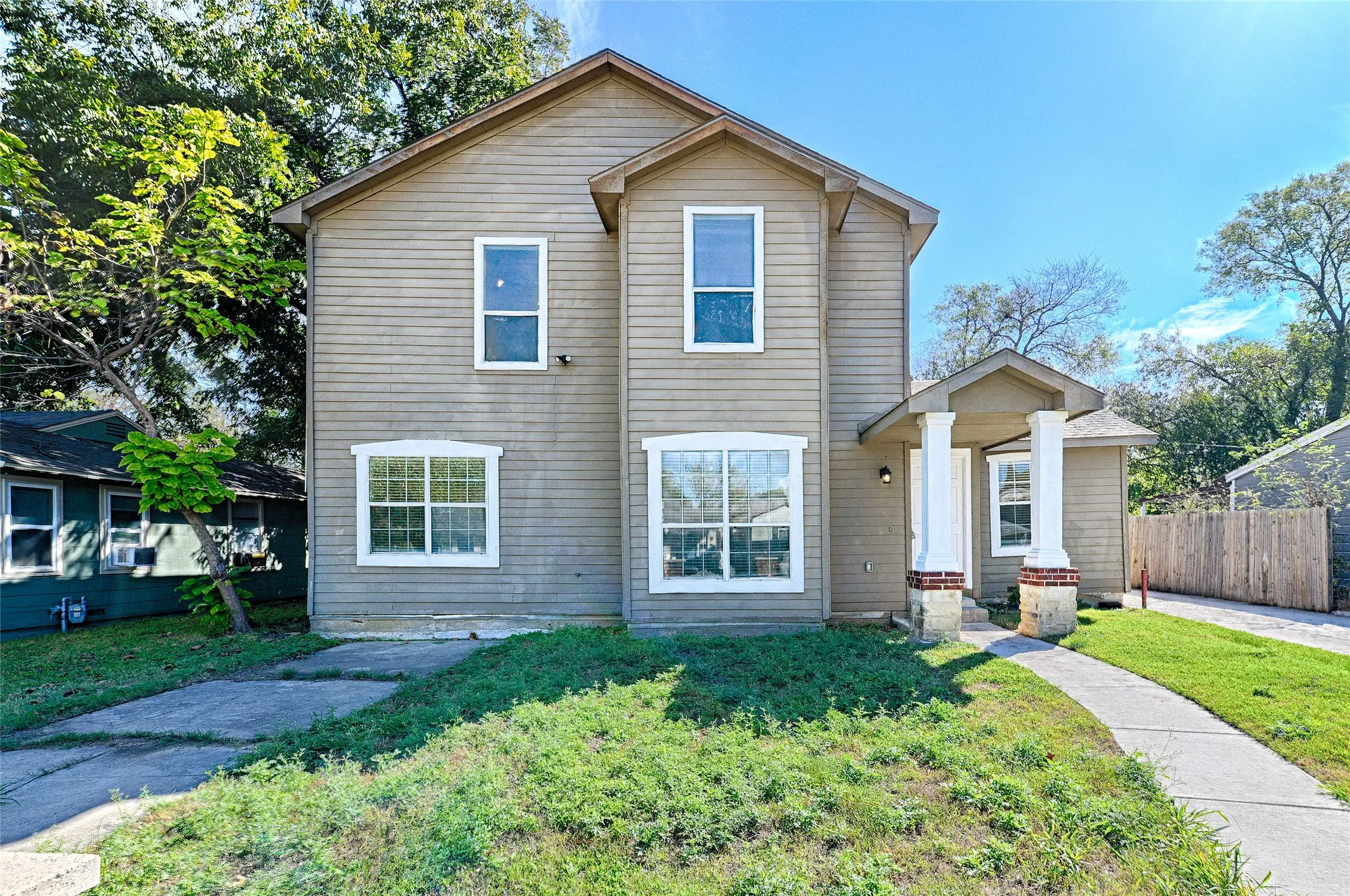 Single Family Residence For Sale in Tarrant County , 4245 Wilson Lane, Fort Worth, Texas 76133, 6 Bedroom, 3 Bathroom, 2 Garage spaces, 2,851 Sqft, built in 1949, mls#21404402, Real Estate Agent in Fort Worth, Homes For Sale in Tarrant county, Homes For Sale in Fort Worth, Realtor in Fort Worth Texas, Real Estate Brokerage Independent Realty Texas, Luminita Cordes Realtor