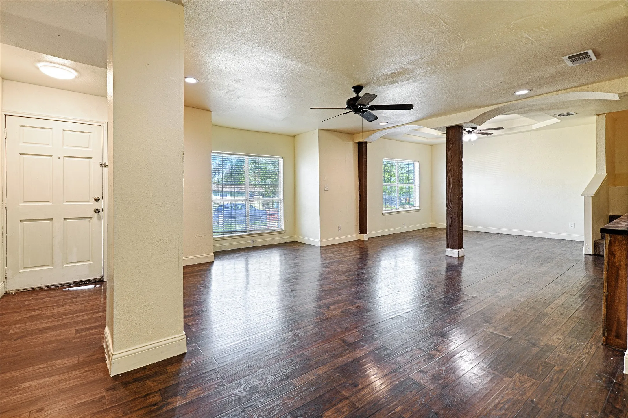 Single Family Residence For Sale in Tarrant County , 4245 Wilson Lane, Fort Worth, Texas 76133, 6 Bedroom, 3 Bathroom, 2 Garage spaces, 2,851 Sqft, built in 1949, mls#21404402, Real Estate Agent in Fort Worth, Homes For Sale in Tarrant county, Homes For Sale in Fort Worth, Realtor in Fort Worth Texas, Real Estate Brokerage Independent Realty Texas, Luminita Cordes Realtor