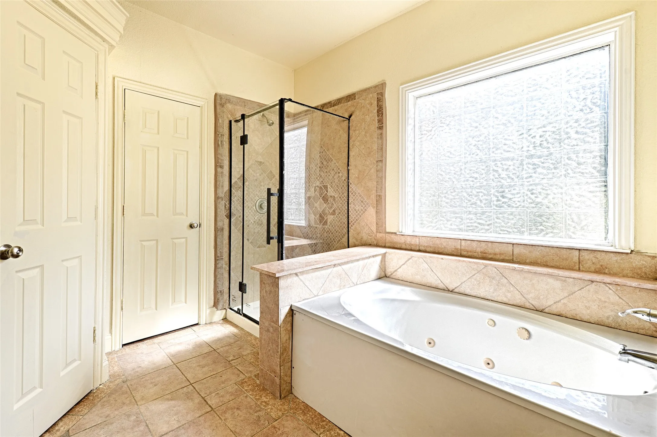 Single Family Residence For Sale in Tarrant County , 4245 Wilson Lane, Fort Worth, Texas 76133, 6 Bedroom, 3 Bathroom, 2 Garage spaces, 2,851 Sqft, built in 1949, mls#21404402, Real Estate Agent in Fort Worth, Homes For Sale in Tarrant county, Homes For Sale in Fort Worth, Realtor in Fort Worth Texas, Real Estate Brokerage Independent Realty Texas, Luminita Cordes Realtor