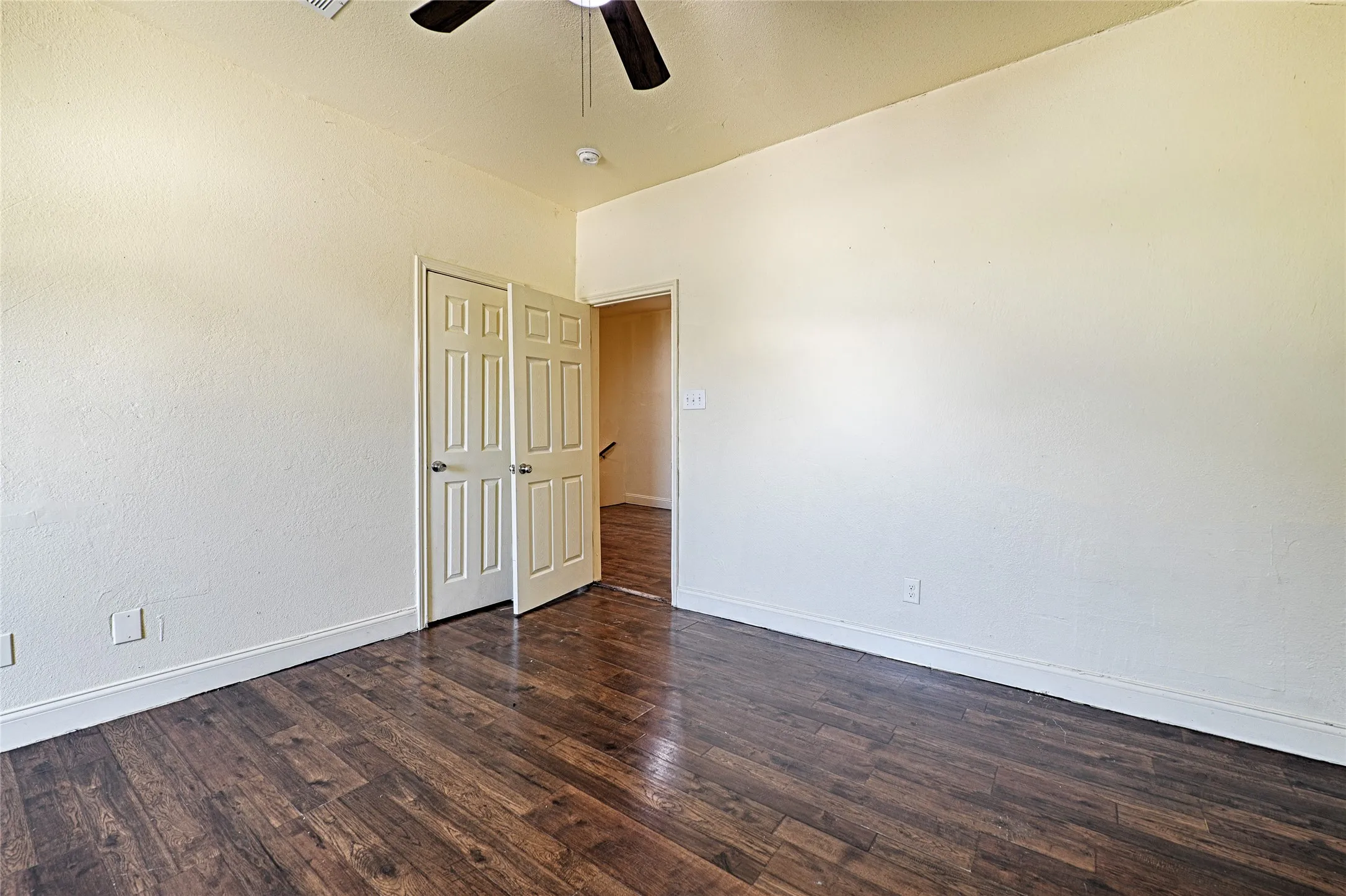 Single Family Residence For Sale in Tarrant County , 4245 Wilson Lane, Fort Worth, Texas 76133, 6 Bedroom, 3 Bathroom, 2 Garage spaces, 2,851 Sqft, built in 1949, mls#21404402, Real Estate Agent in Fort Worth, Homes For Sale in Tarrant county, Homes For Sale in Fort Worth, Realtor in Fort Worth Texas, Real Estate Brokerage Independent Realty Texas, Luminita Cordes Realtor
