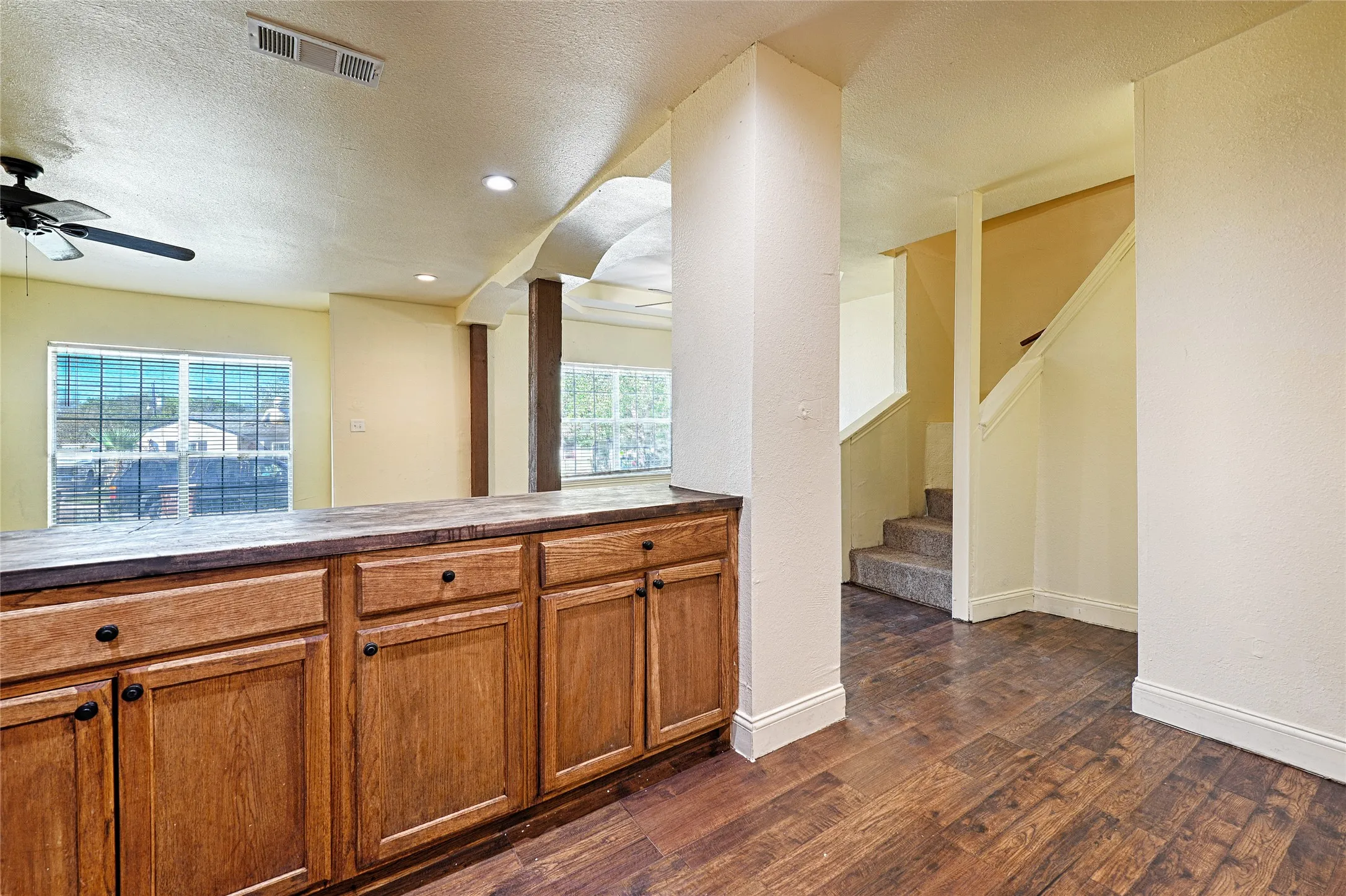 Single Family Residence For Sale in Tarrant County , 4245 Wilson Lane, Fort Worth, Texas 76133, 6 Bedroom, 3 Bathroom, 2 Garage spaces, 2,851 Sqft, built in 1949, mls#21404402, Real Estate Agent in Fort Worth, Homes For Sale in Tarrant county, Homes For Sale in Fort Worth, Realtor in Fort Worth Texas, Real Estate Brokerage Independent Realty Texas, Luminita Cordes Realtor