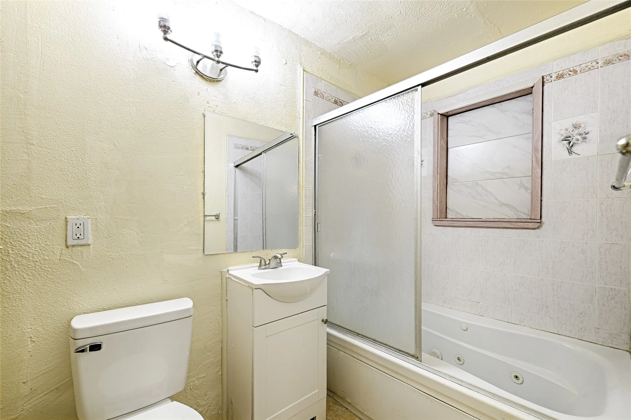 Single Family Residence For Sale in Tarrant County , 4245 Wilson Lane, Fort Worth, Texas 76133, 6 Bedroom, 3 Bathroom, 2 Garage spaces, 2,851 Sqft, built in 1949, mls#21404402, Real Estate Agent in Fort Worth, Homes For Sale in Tarrant county, Homes For Sale in Fort Worth, Realtor in Fort Worth Texas, Real Estate Brokerage Independent Realty Texas, Luminita Cordes Realtor