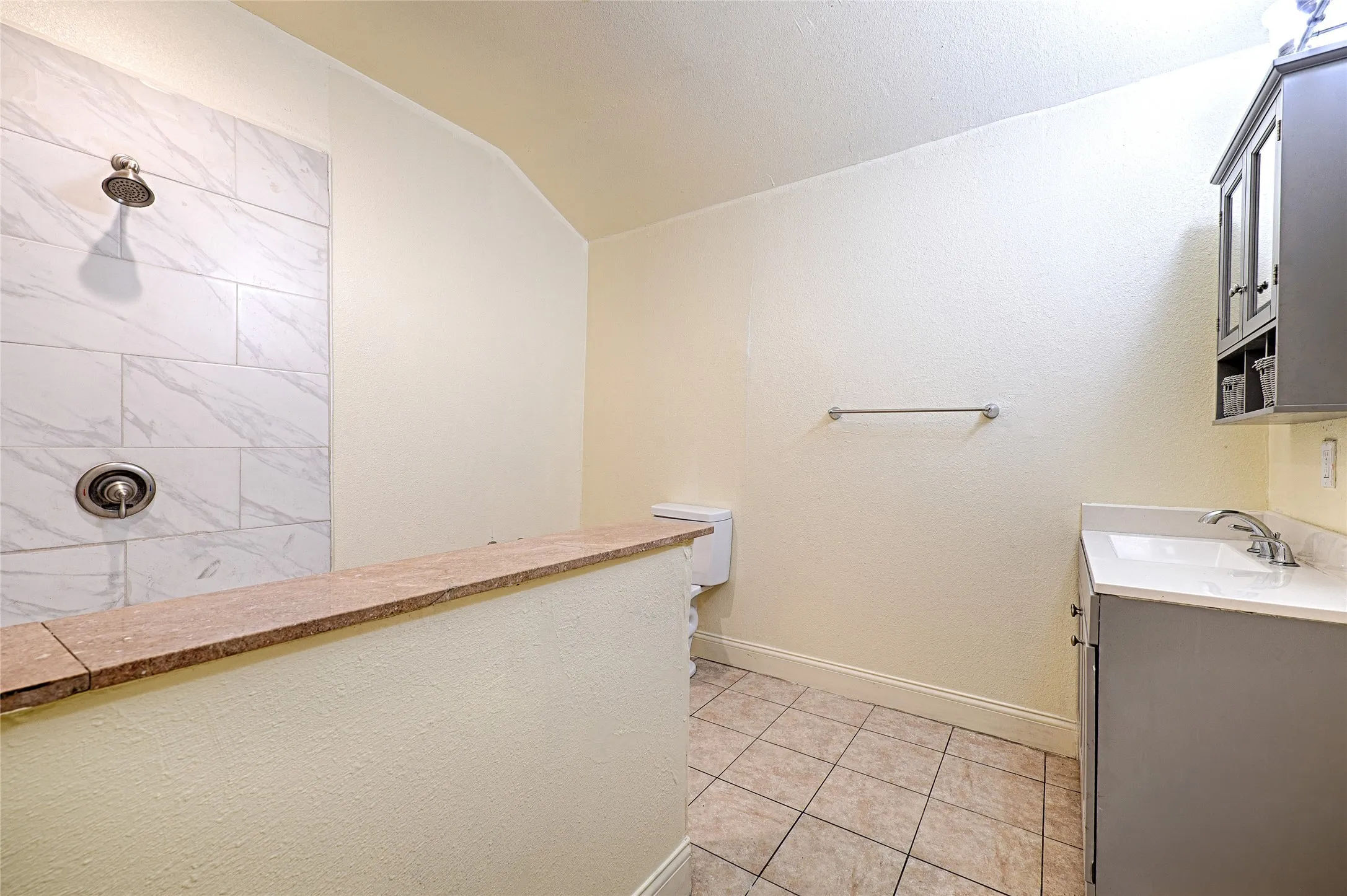 Single Family Residence For Sale in Tarrant County , 4245 Wilson Lane, Fort Worth, Texas 76133, 6 Bedroom, 3 Bathroom, 2 Garage spaces, 2,851 Sqft, built in 1949, mls#21404402, Real Estate Agent in Fort Worth, Homes For Sale in Tarrant county, Homes For Sale in Fort Worth, Realtor in Fort Worth Texas, Real Estate Brokerage Independent Realty Texas, Luminita Cordes Realtor