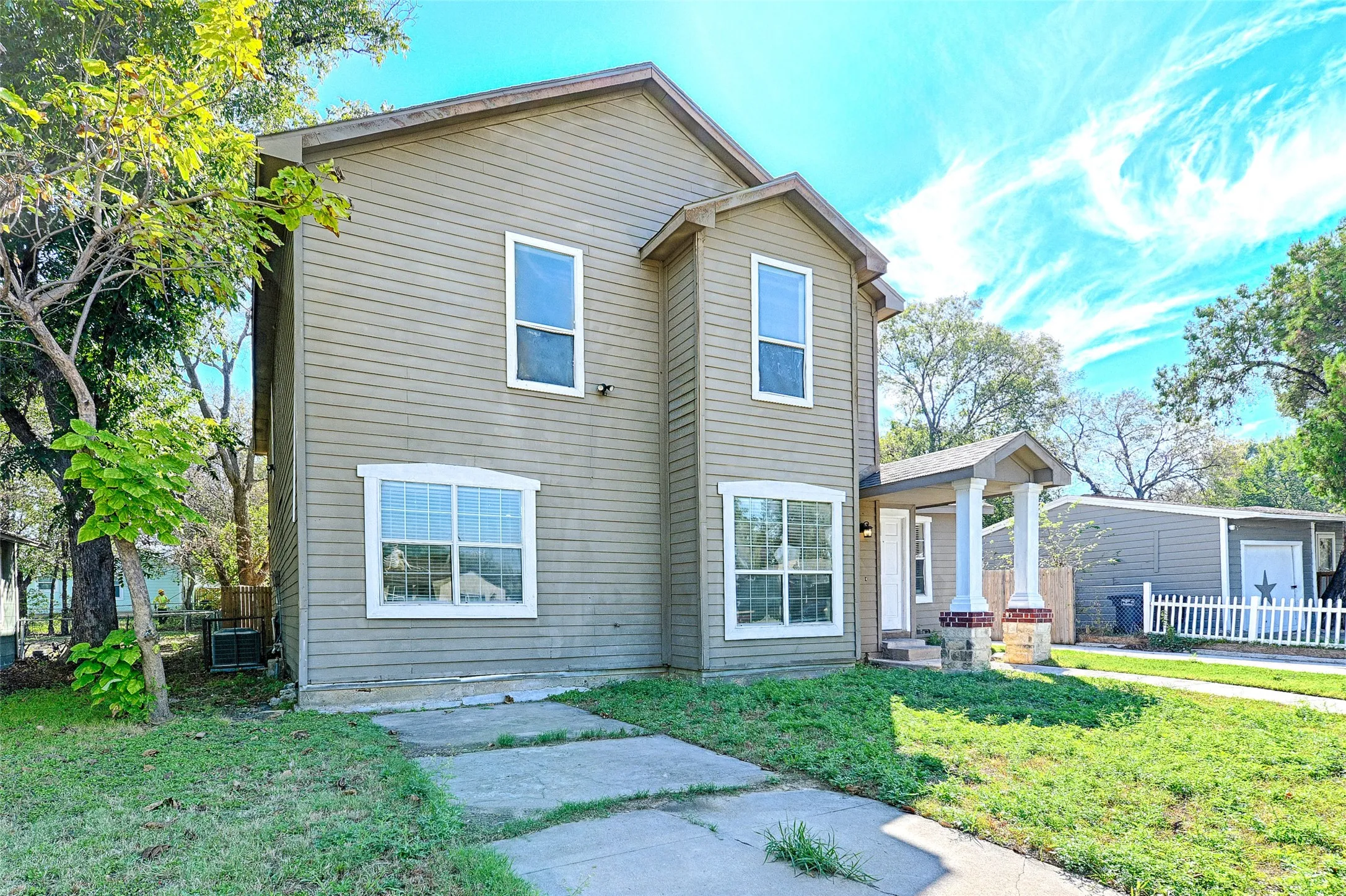 Single Family Residence For Sale in Tarrant County , 4245 Wilson Lane, Fort Worth, Texas 76133, 6 Bedroom, 3 Bathroom, 2 Garage spaces, 2,851 Sqft, built in 1949, mls#21404402, Real Estate Agent in Fort Worth, Homes For Sale in Tarrant county, Homes For Sale in Fort Worth, Realtor in Fort Worth Texas, Real Estate Brokerage Independent Realty Texas, Luminita Cordes Realtor