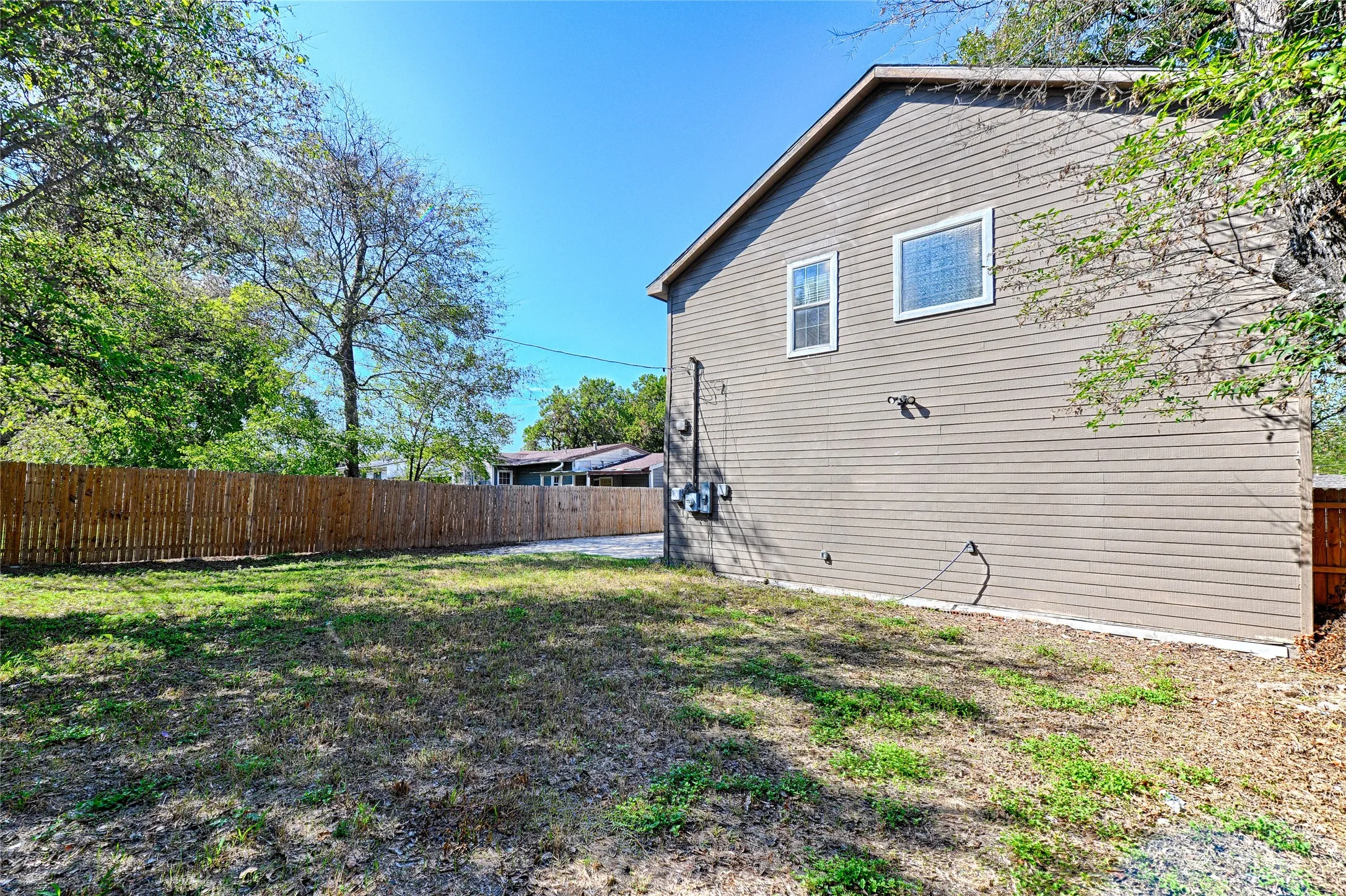 Single Family Residence For Sale in Tarrant County , 4245 Wilson Lane, Fort Worth, Texas 76133, 6 Bedroom, 3 Bathroom, 2 Garage spaces, 2,851 Sqft, built in 1949, mls#21404402, Real Estate Agent in Fort Worth, Homes For Sale in Tarrant county, Homes For Sale in Fort Worth, Realtor in Fort Worth Texas, Real Estate Brokerage Independent Realty Texas, Luminita Cordes Realtor
