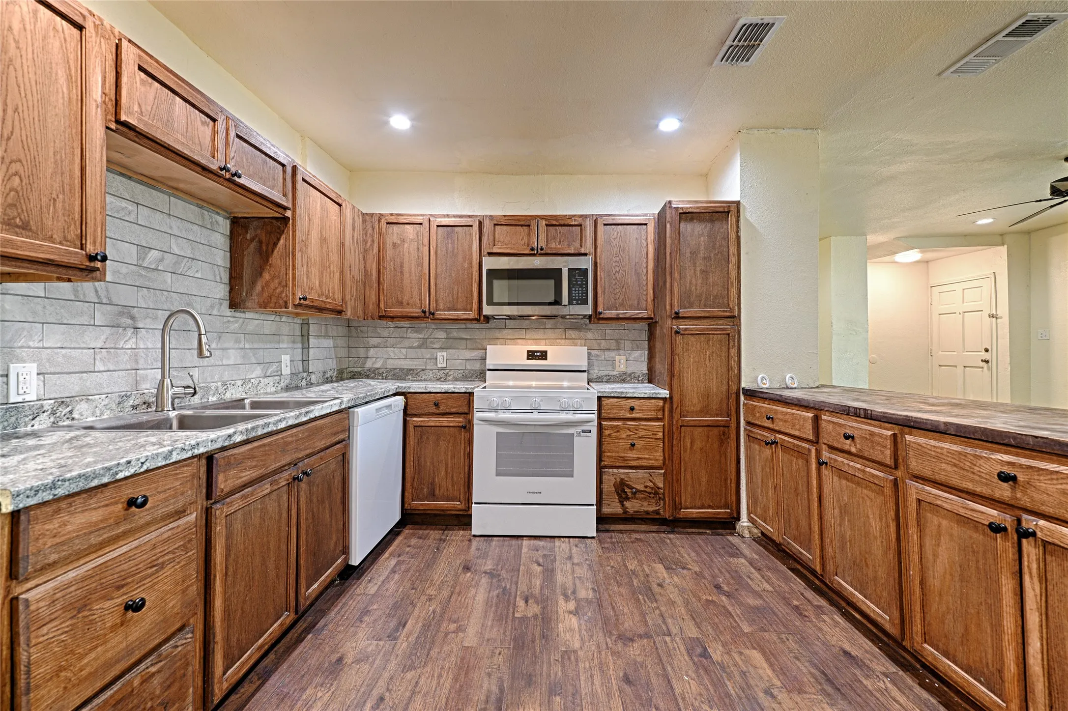 Single Family Residence For Sale in Tarrant County , 4245 Wilson Lane, Fort Worth, Texas 76133, 6 Bedroom, 3 Bathroom, 2 Garage spaces, 2,851 Sqft, built in 1949, mls#21404402, Real Estate Agent in Fort Worth, Homes For Sale in Tarrant county, Homes For Sale in Fort Worth, Realtor in Fort Worth Texas, Real Estate Brokerage Independent Realty Texas, Luminita Cordes Realtor