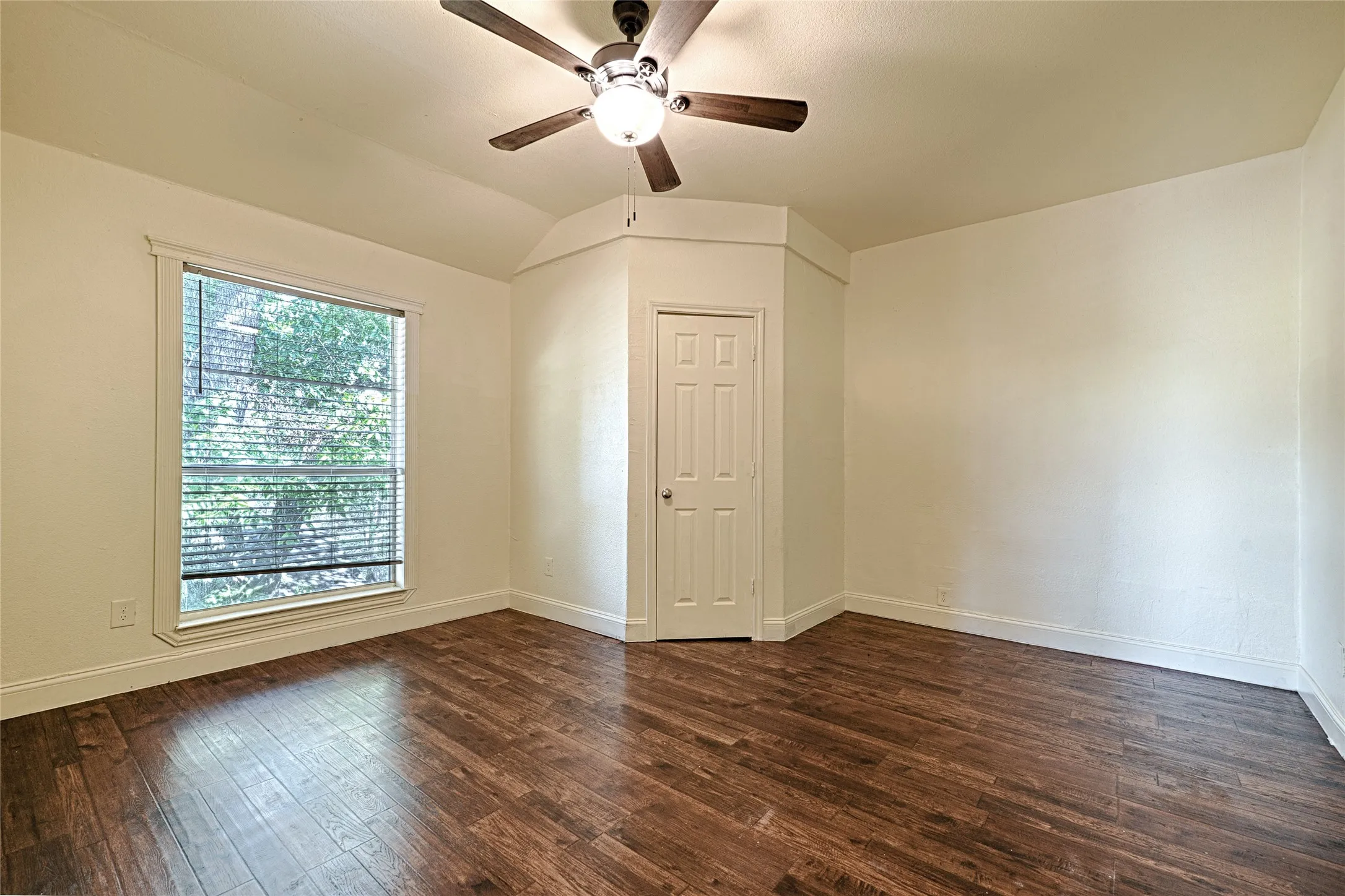 Single Family Residence For Sale in Tarrant County , 4245 Wilson Lane, Fort Worth, Texas 76133, 6 Bedroom, 3 Bathroom, 2 Garage spaces, 2,851 Sqft, built in 1949, mls#21404402, Real Estate Agent in Fort Worth, Homes For Sale in Tarrant county, Homes For Sale in Fort Worth, Realtor in Fort Worth Texas, Real Estate Brokerage Independent Realty Texas, Luminita Cordes Realtor