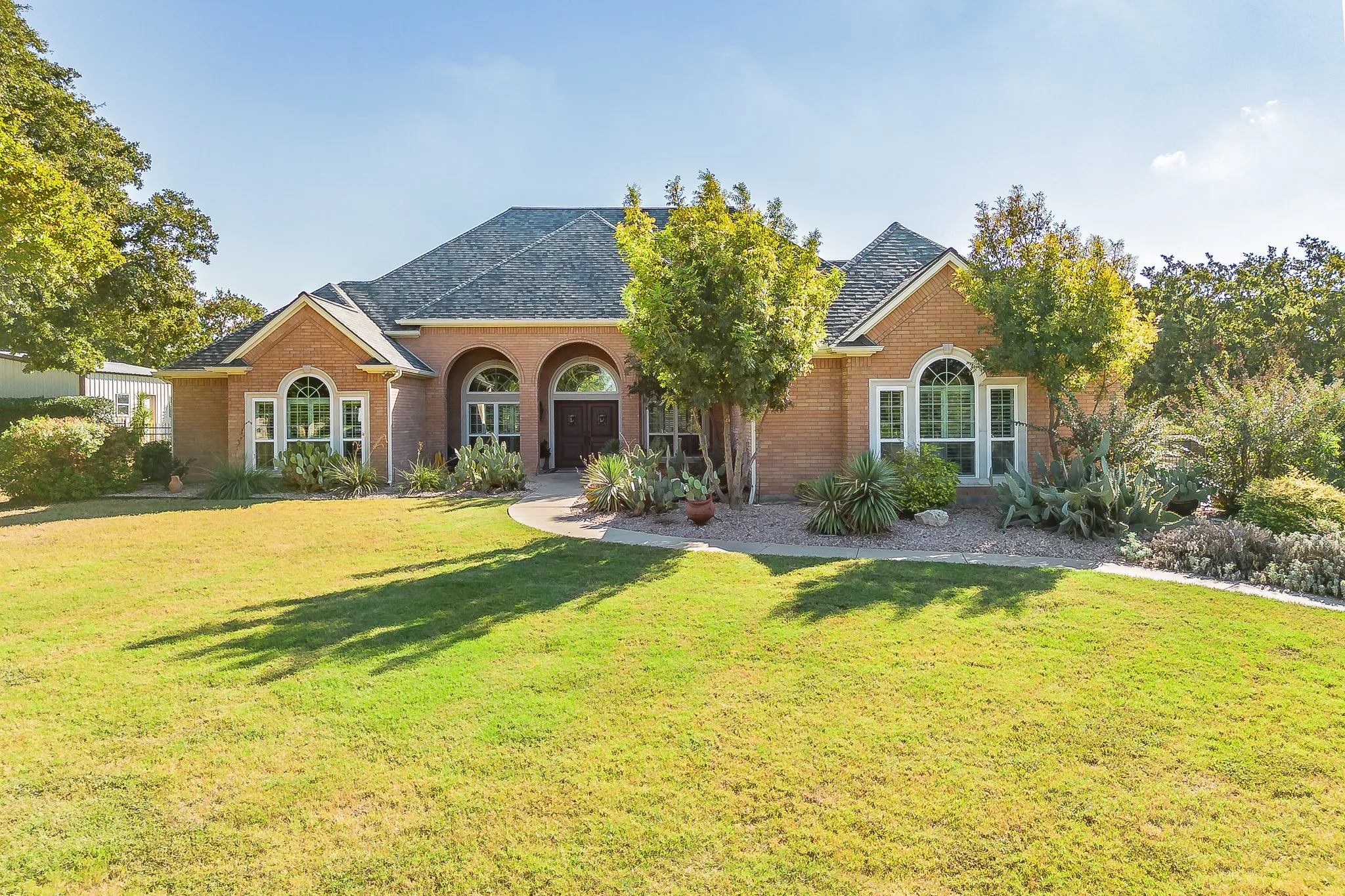 Single Family Residence For Sale in Johnson County , 225 Sherry Lane, Burleson, Texas 76028, 3 Bedroom, 4 Bathroom, 3 Garage spaces, 3,374 Sqft, built in 2002, mls#21406326, Real Estate Agent in Burleson, Homes For Sale in Johnson county, Homes For Sale in Burleson, Realtor in Burleson Texas, Real Estate Brokerage Independent Realty Texas, Luminita Cordes Realtor
