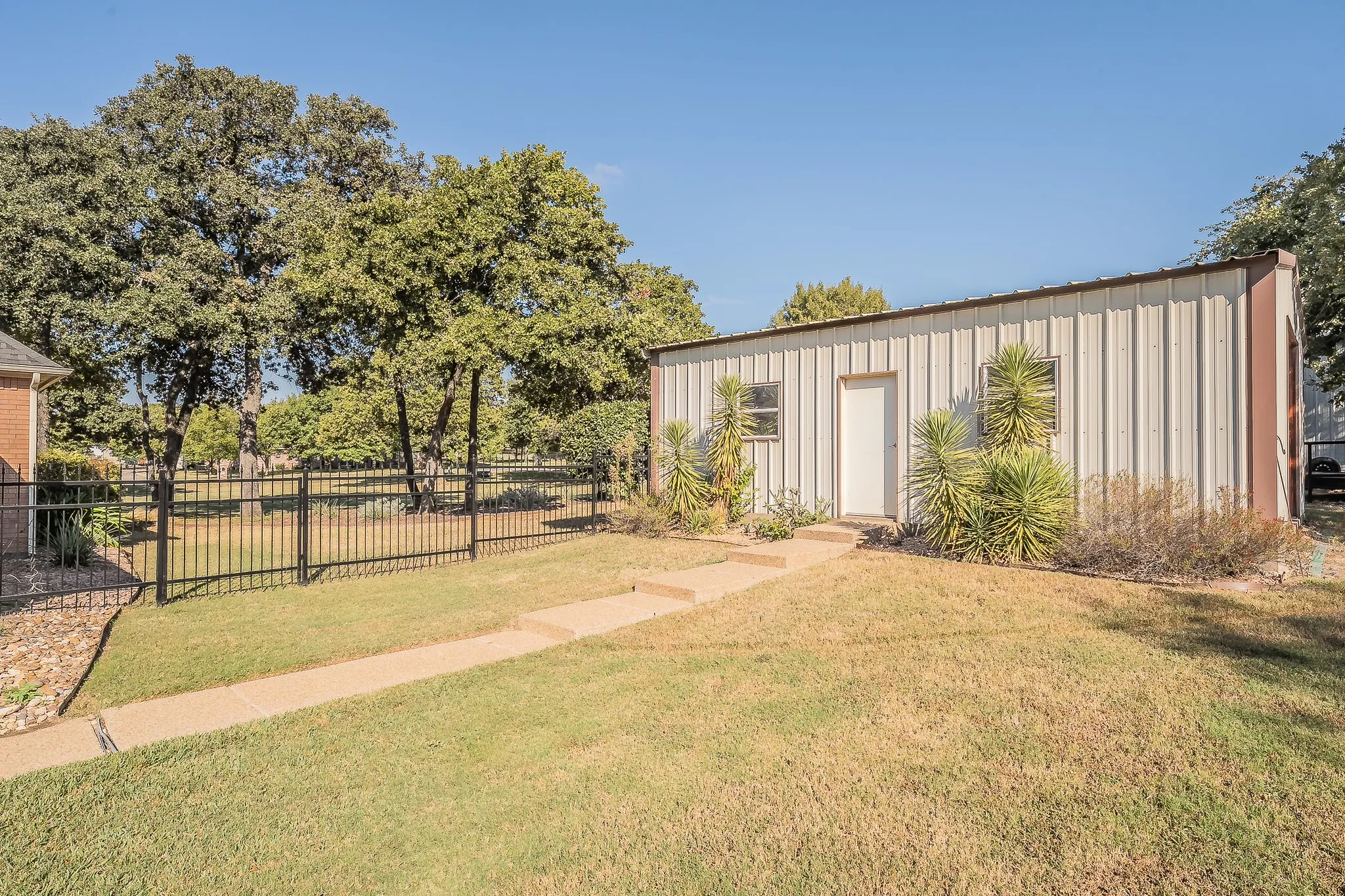 Single Family Residence For Sale in Johnson County , 225 Sherry Lane, Burleson, Texas 76028, 3 Bedroom, 4 Bathroom, 3 Garage spaces, 3,374 Sqft, built in 2002, mls#21406326, Real Estate Agent in Burleson, Homes For Sale in Johnson county, Homes For Sale in Burleson, Realtor in Burleson Texas, Real Estate Brokerage Independent Realty Texas, Luminita Cordes Realtor