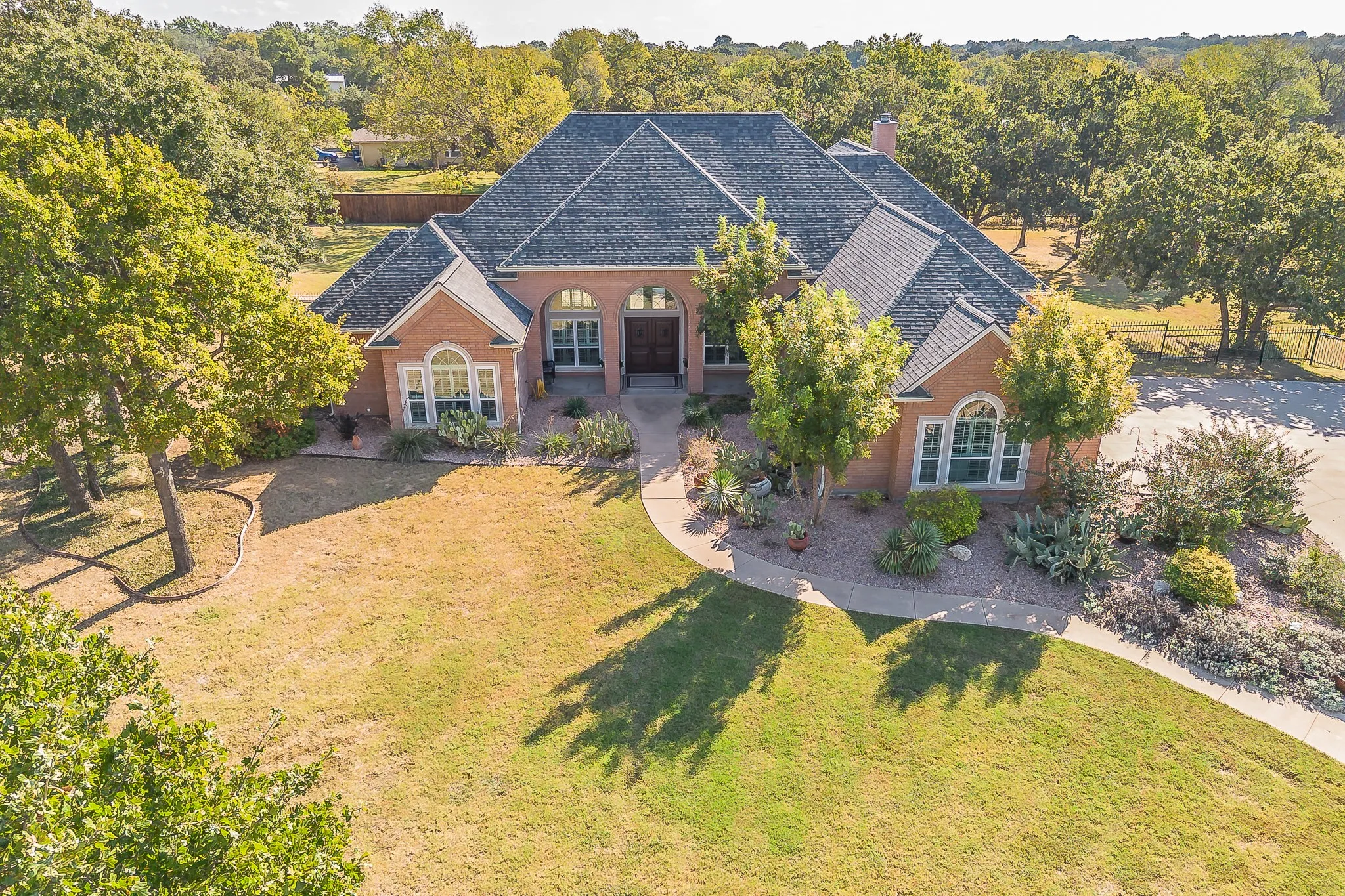 Single Family Residence For Sale in Johnson County , 225 Sherry Lane, Burleson, Texas 76028, 3 Bedroom, 4 Bathroom, 3 Garage spaces, 3,374 Sqft, built in 2002, mls#21406326, Real Estate Agent in Burleson, Homes For Sale in Johnson county, Homes For Sale in Burleson, Realtor in Burleson Texas, Real Estate Brokerage Independent Realty Texas, Luminita Cordes Realtor