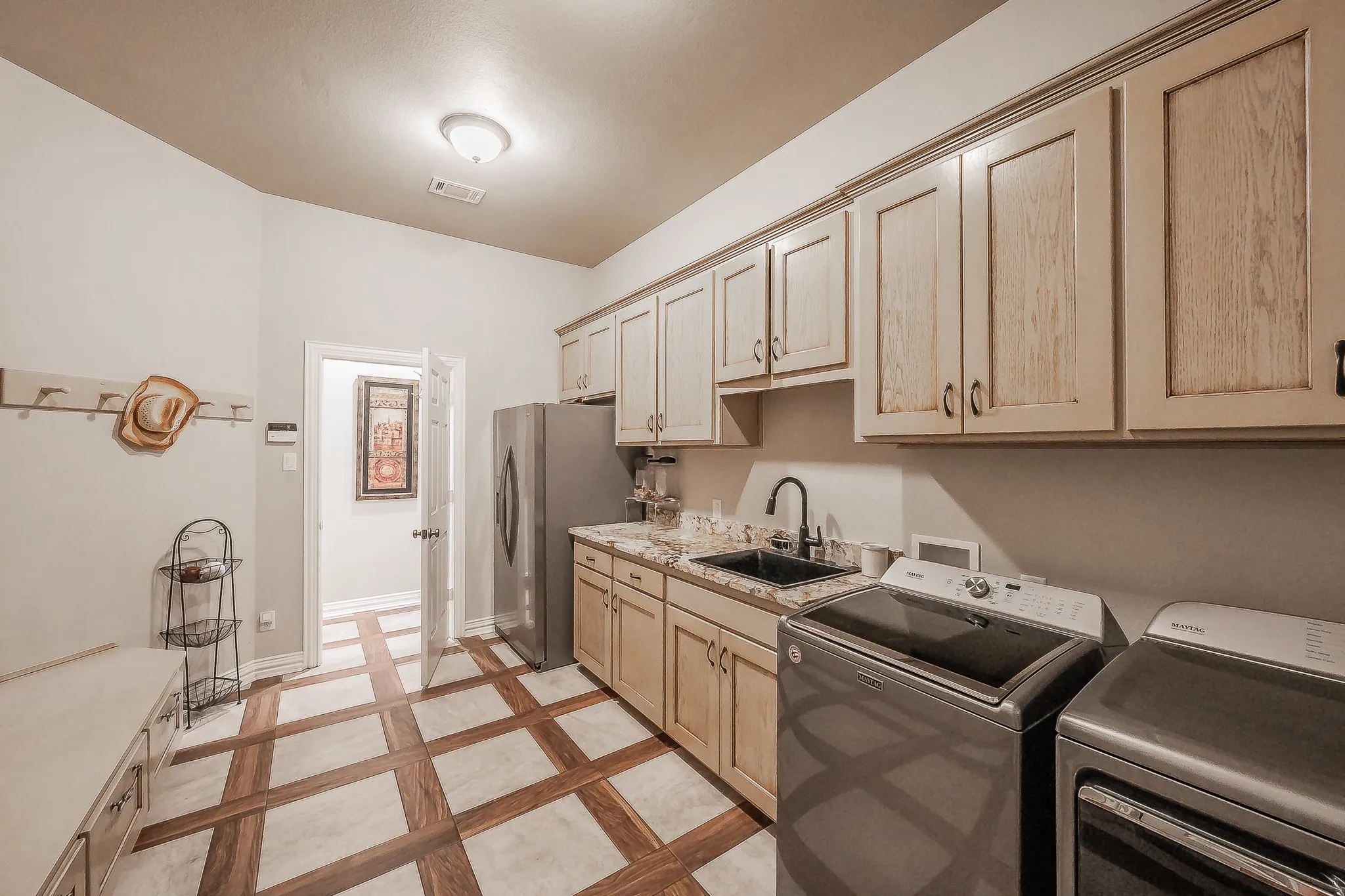 Single Family Residence For Sale in Johnson County , 225 Sherry Lane, Burleson, Texas 76028, 3 Bedroom, 4 Bathroom, 3 Garage spaces, 3,374 Sqft, built in 2002, mls#21406326, Real Estate Agent in Burleson, Homes For Sale in Johnson county, Homes For Sale in Burleson, Realtor in Burleson Texas, Real Estate Brokerage Independent Realty Texas, Luminita Cordes Realtor
