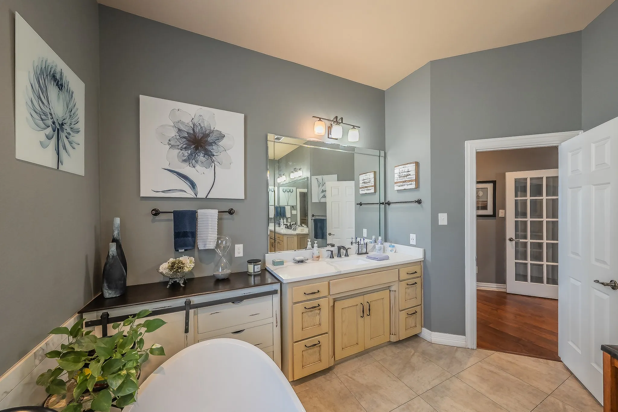 Single Family Residence For Sale in Johnson County , 225 Sherry Lane, Burleson, Texas 76028, 3 Bedroom, 4 Bathroom, 3 Garage spaces, 3,374 Sqft, built in 2002, mls#21406326, Real Estate Agent in Burleson, Homes For Sale in Johnson county, Homes For Sale in Burleson, Realtor in Burleson Texas, Real Estate Brokerage Independent Realty Texas, Luminita Cordes Realtor