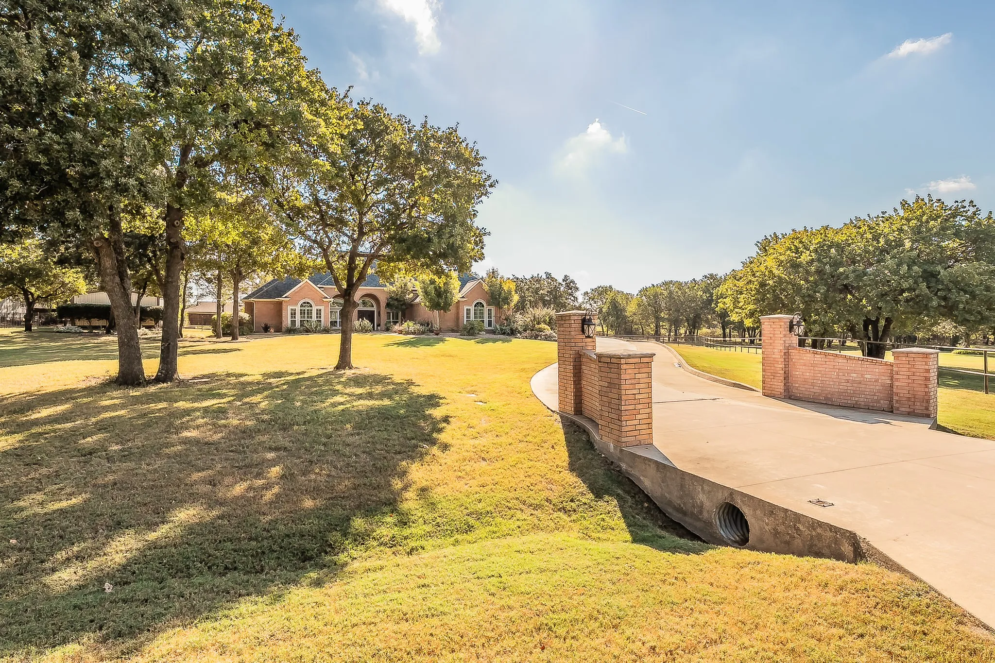 Single Family Residence For Sale in Johnson County , 225 Sherry Lane, Burleson, Texas 76028, 3 Bedroom, 4 Bathroom, 3 Garage spaces, 3,374 Sqft, built in 2002, mls#21406326, Real Estate Agent in Burleson, Homes For Sale in Johnson county, Homes For Sale in Burleson, Realtor in Burleson Texas, Real Estate Brokerage Independent Realty Texas, Luminita Cordes Realtor