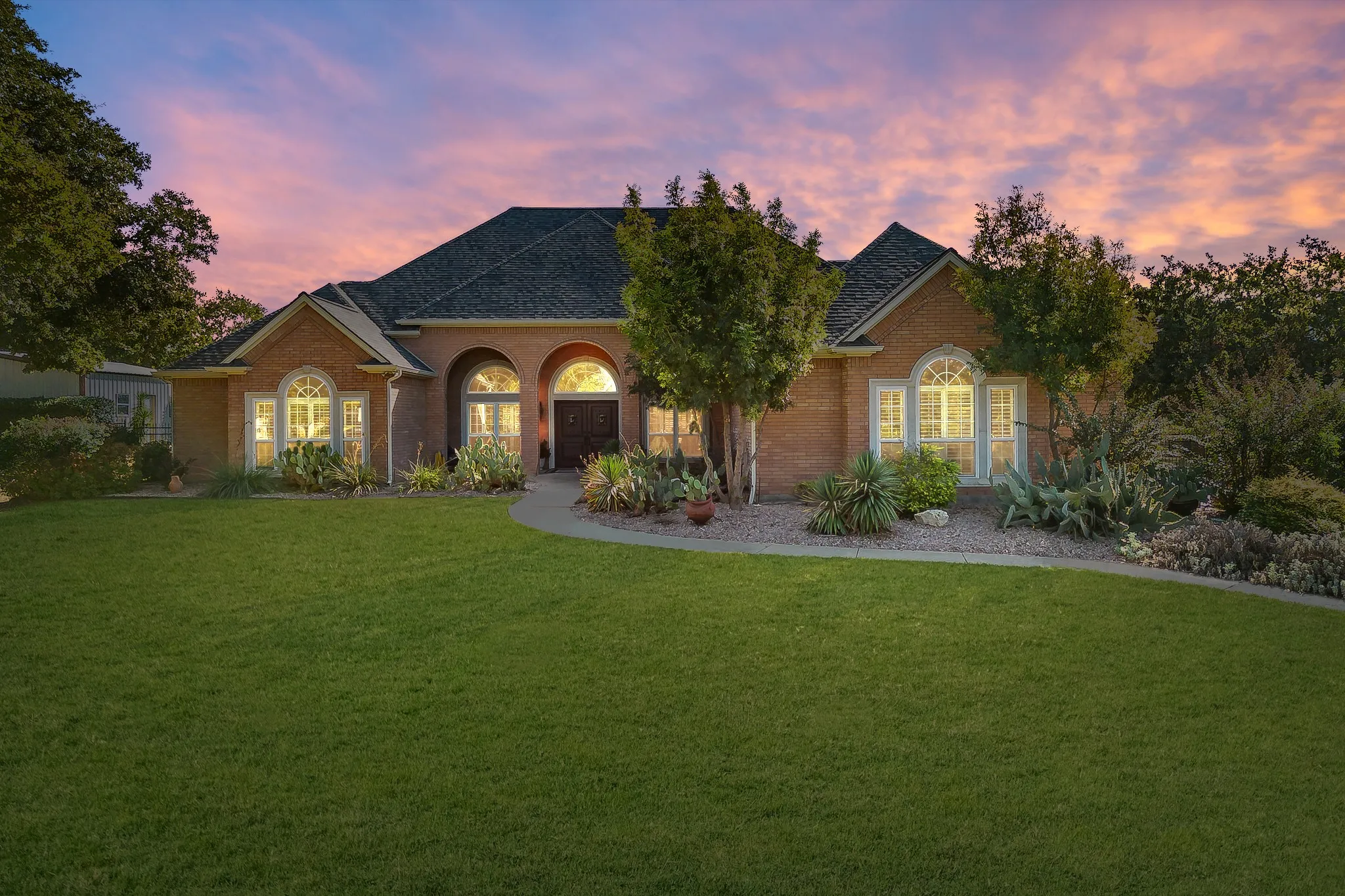 Single Family Residence For Sale in Johnson County , 225 Sherry Lane, Burleson, Texas 76028, 3 Bedroom, 4 Bathroom, 3 Garage spaces, 3,374 Sqft, built in 2002, mls#21406326, Real Estate Agent in Burleson, Homes For Sale in Johnson county, Homes For Sale in Burleson, Realtor in Burleson Texas, Real Estate Brokerage Independent Realty Texas, Luminita Cordes Realtor