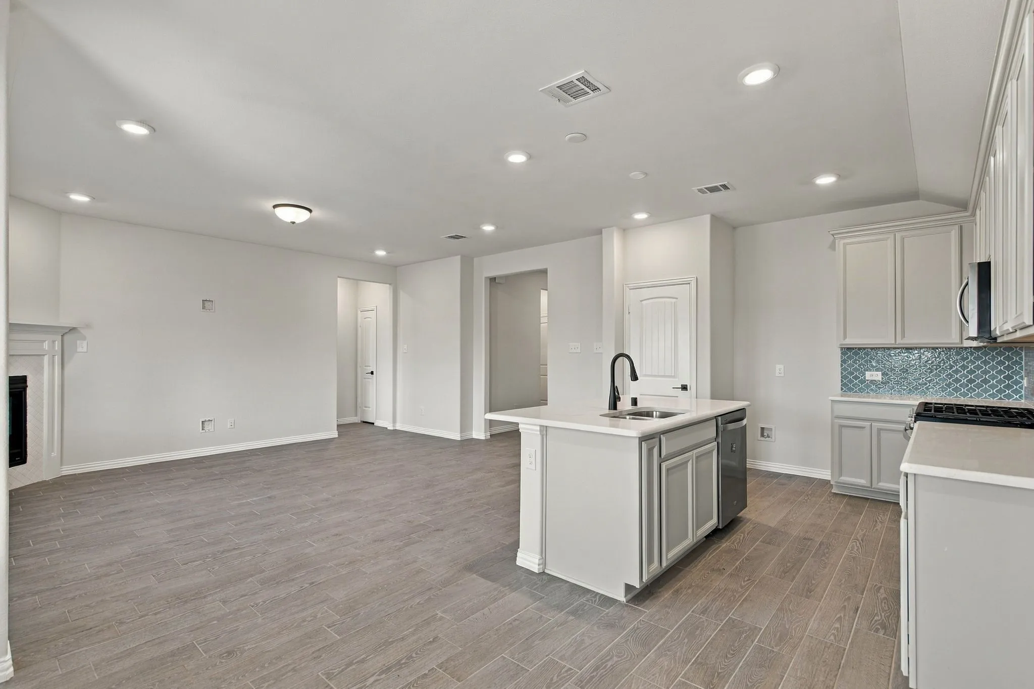 Single Family Residence For Sale in Denton County , 5117 Del Monte Drive, Denton, Texas 76207, 3 Bedroom, 2 Bathroom, 2 Garage spaces, 1,518 Sqft, built in 2023, mls#21408680, Real Estate Agent in Denton, Homes For Sale in Denton county, Homes For Sale in Denton, Realtor in Denton Texas, Real Estate Brokerage Independent Realty Texas, Luminita Cordes Realtor