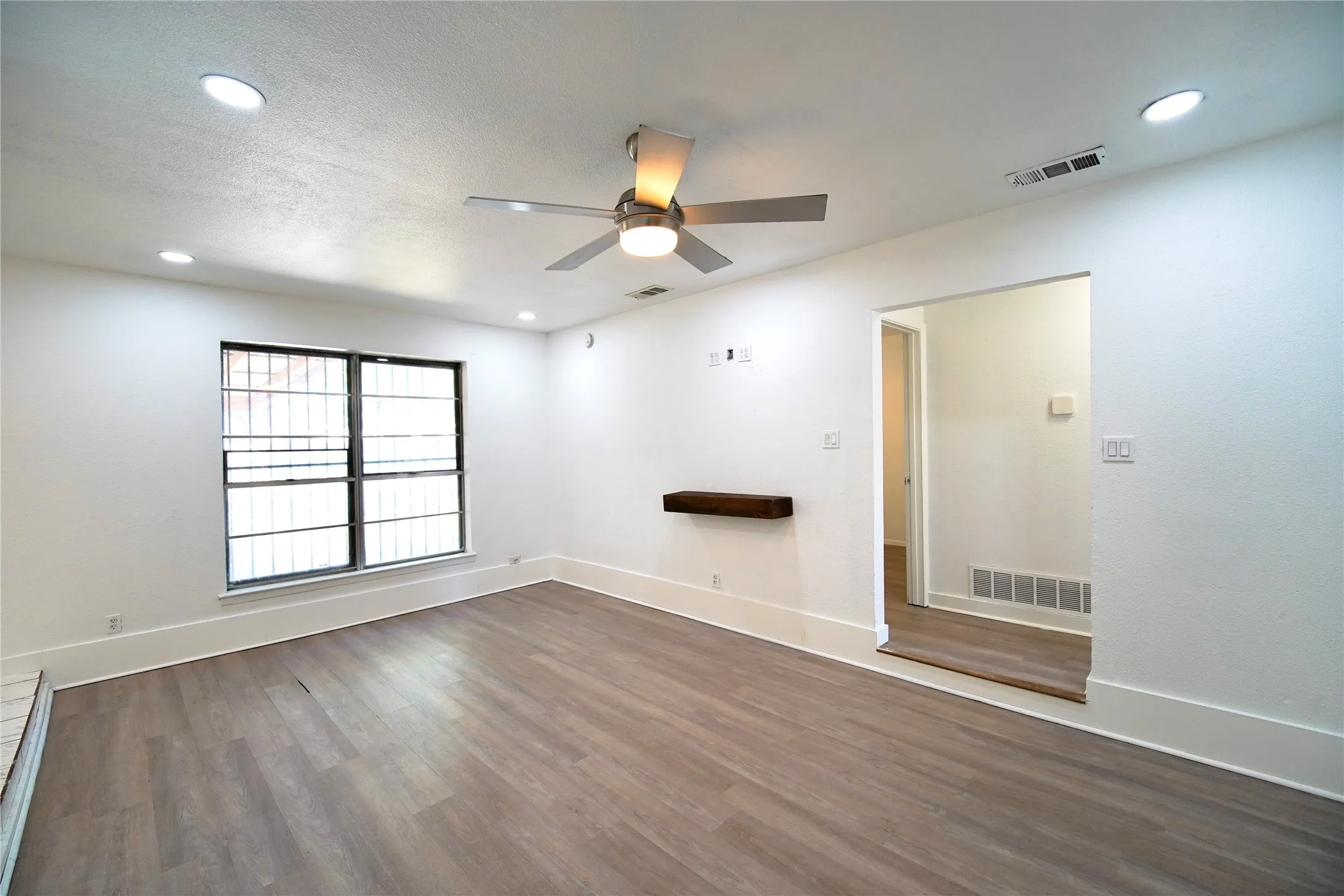 Single Family Residence For Rent in Dallas County , 1035 Timberview Drive, Hutchins, Texas 75141, 3 Bedroom, 2 Bathroom, 2 Garage spaces, 1,094 Sqft, built in 1970, mls#21406029, Real Estate Agent in Hutchins, Homes For Rent in Dallas county, Homes For Rent in Hutchins, Realtor in Hutchins Texas, Real Estate Brokerage Independent Realty Texas, Luminita Cordes Realtor