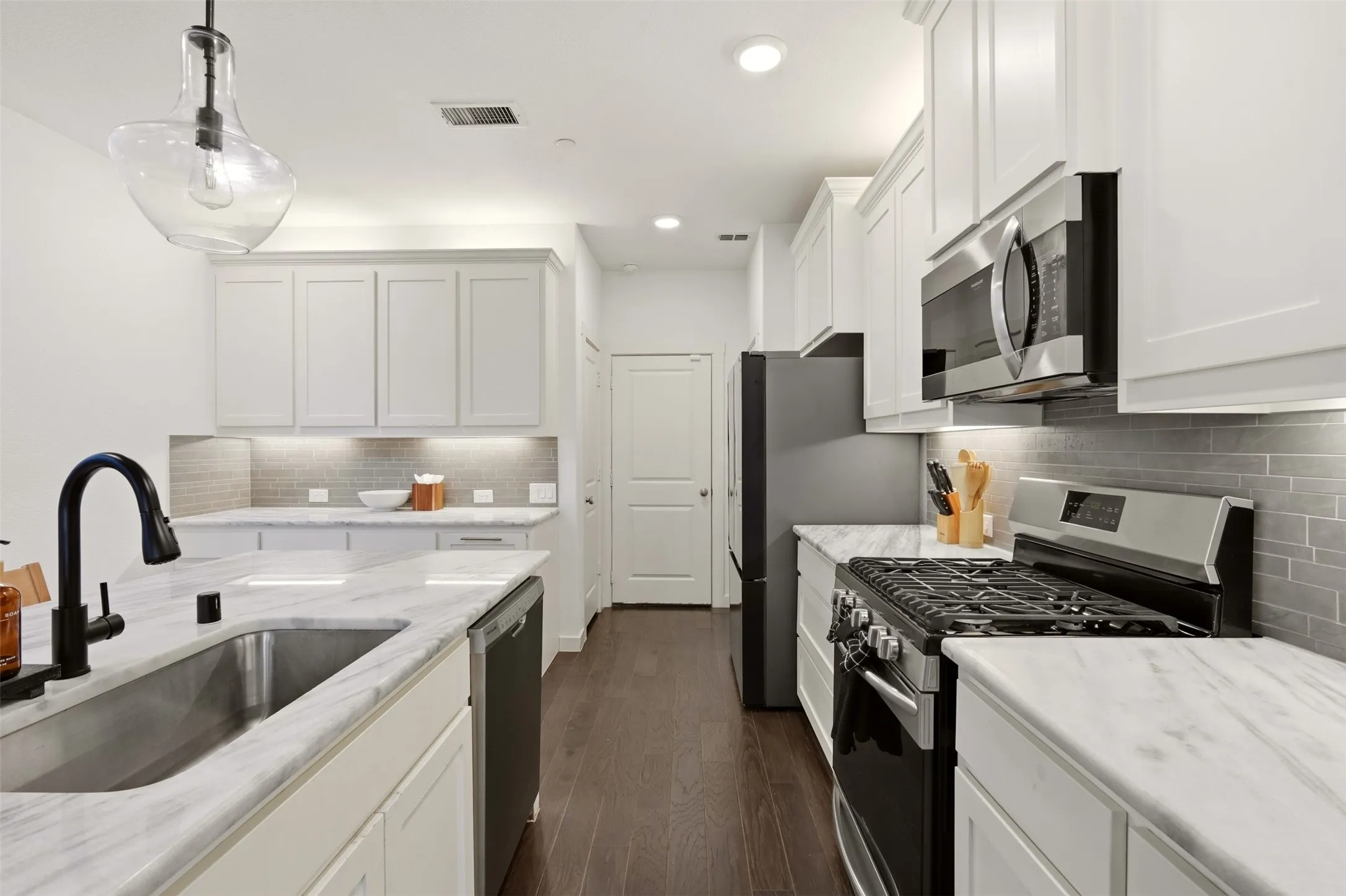 Single Family Residence For Sale in Denton County , 2725 Starburst Drive, Little Elm, Texas 75068, 2 Bedroom, 3 Bathroom, 2 Garage spaces, 1,456 Sqft, built in 2018, mls#21407334, Real Estate Agent in Little Elm, Homes For Sale in Denton county, Homes For Sale in Little Elm, Realtor in Little Elm Texas, Real Estate Brokerage Independent Realty Texas, Luminita Cordes Realtor