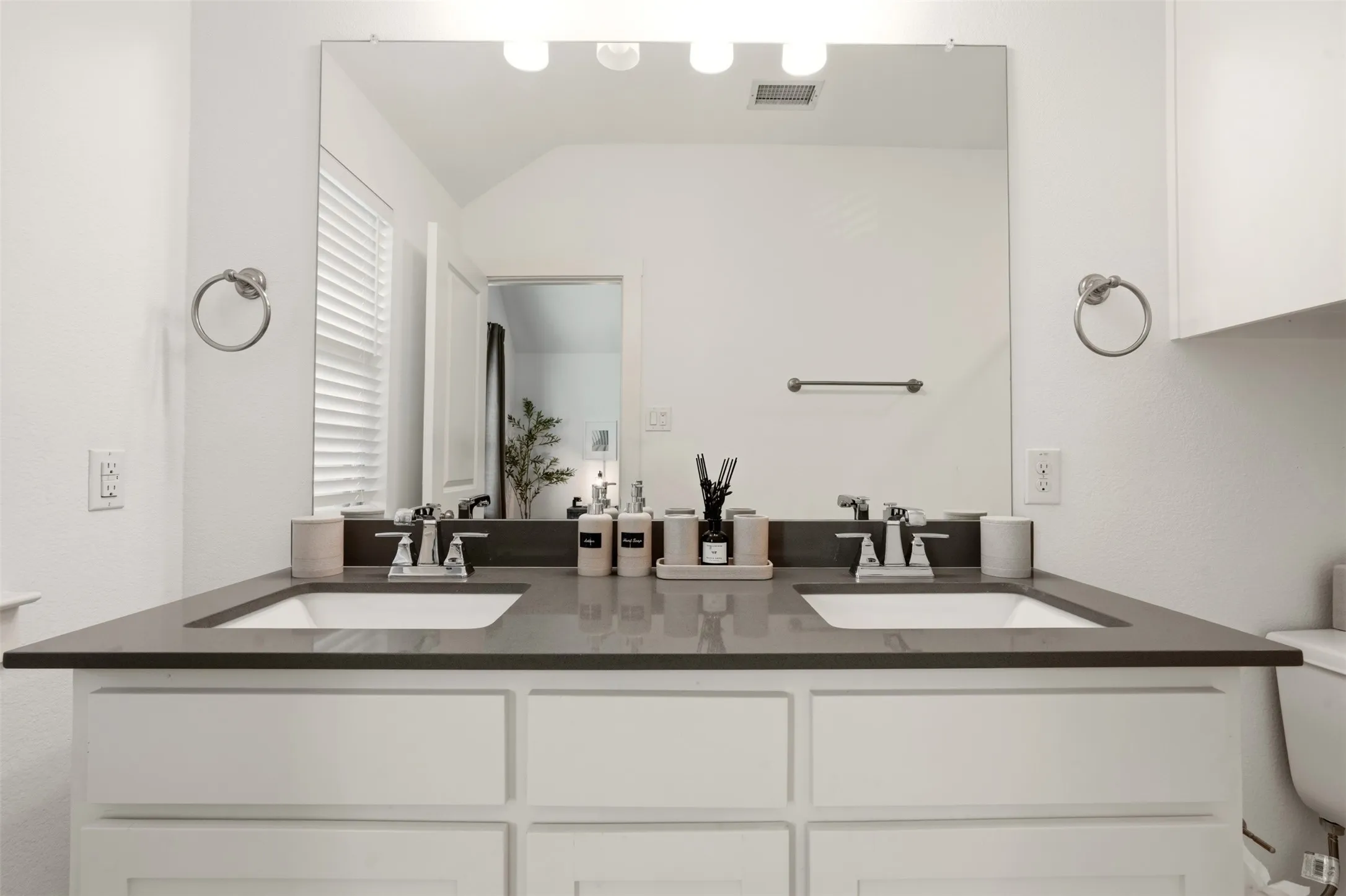 Single Family Residence For Sale in Denton County , 2725 Starburst Drive, Little Elm, Texas 75068, 2 Bedroom, 3 Bathroom, 2 Garage spaces, 1,456 Sqft, built in 2018, mls#21407334, Real Estate Agent in Little Elm, Homes For Sale in Denton county, Homes For Sale in Little Elm, Realtor in Little Elm Texas, Real Estate Brokerage Independent Realty Texas, Luminita Cordes Realtor
