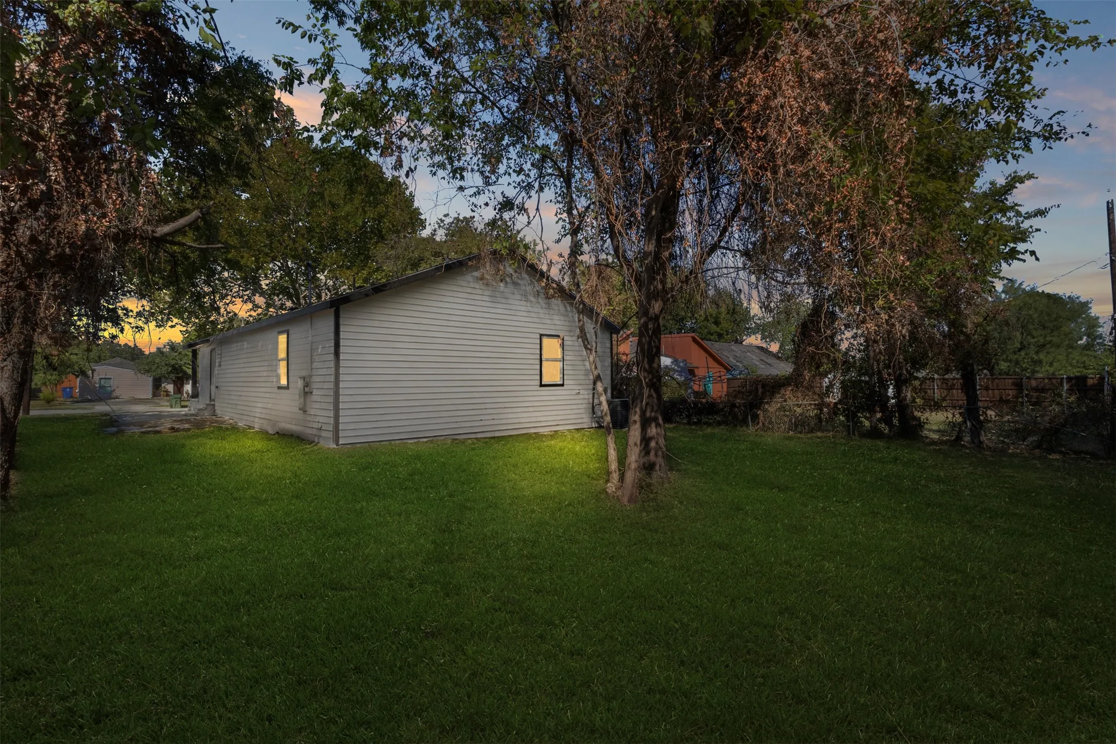 Single Family Residence For Sale in Dallas County , 212 E Marguerita Drive, Garland, Texas 75040, 4 Bedroom, 2 Bathroom, Garage spaces, 1,762 Sqft, built in 1953, mls#21361920, Real Estate Agent in Garland, Homes For Sale in Dallas county, Homes For Sale in Garland, Realtor in Garland Texas, Real Estate Brokerage Independent Realty Texas, Luminita Cordes Realtor