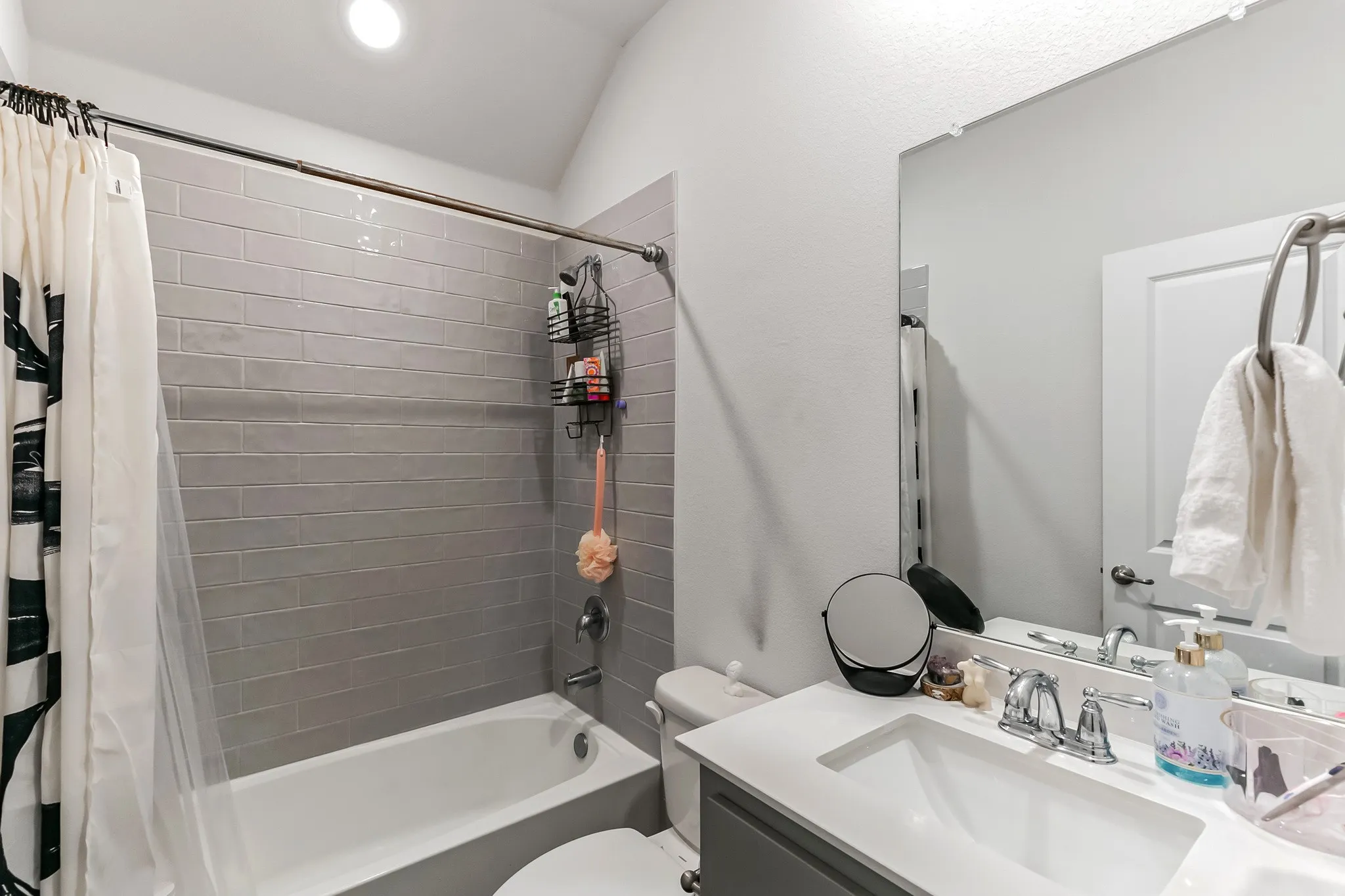 Single Family Residence For Rent in Denton County , 6028 Paddock Lane, Little Elm, Texas 76227, 4 Bedroom, 3 Bathroom, 2 Garage spaces, 2,286 Sqft, built in 2021, mls#21408587, Real Estate Agent in Little Elm, Homes For Rent in Denton county, Homes For Rent in Little Elm, Realtor in Little Elm Texas, Real Estate Brokerage Independent Realty Texas, Luminita Cordes Realtor
