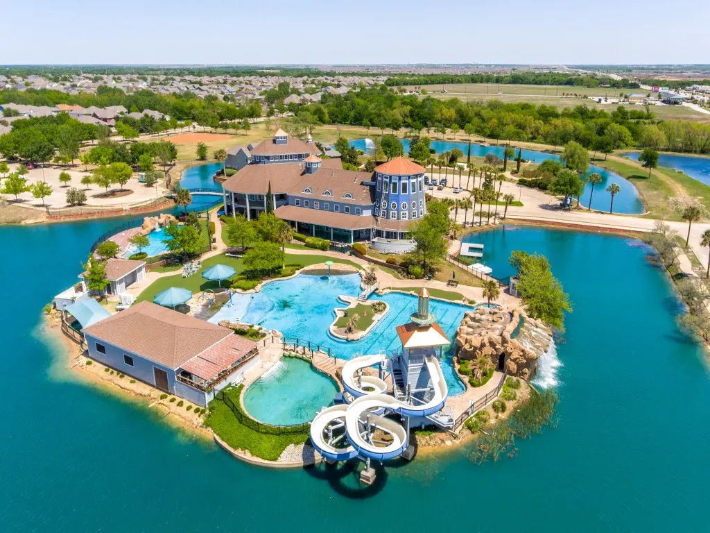 Residents also enjoy Savannah’s broader amenities, including fishing, trails, pools, sports courts, and a water park for visiting grandkids