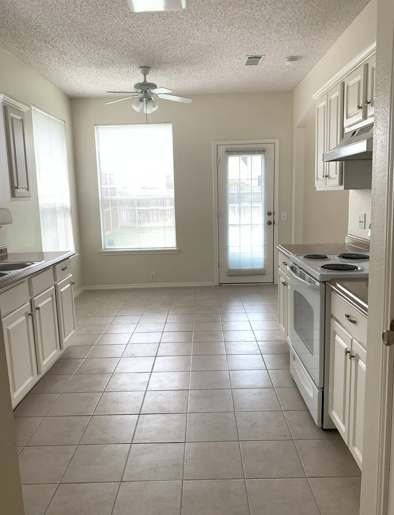 Single Family Residence For Rent in Tarrant County , 205 Branch Bend, Euless, Texas 76039, 3 Bedroom, 3 Bathroom, 2 Garage spaces, 1,924 Sqft, built in 1993, mls#21408688, Real Estate Agent in Euless, Homes For Rent in Tarrant county, Homes For Rent in Euless, Realtor in Euless Texas, Real Estate Brokerage Independent Realty Texas, Luminita Cordes Realtor