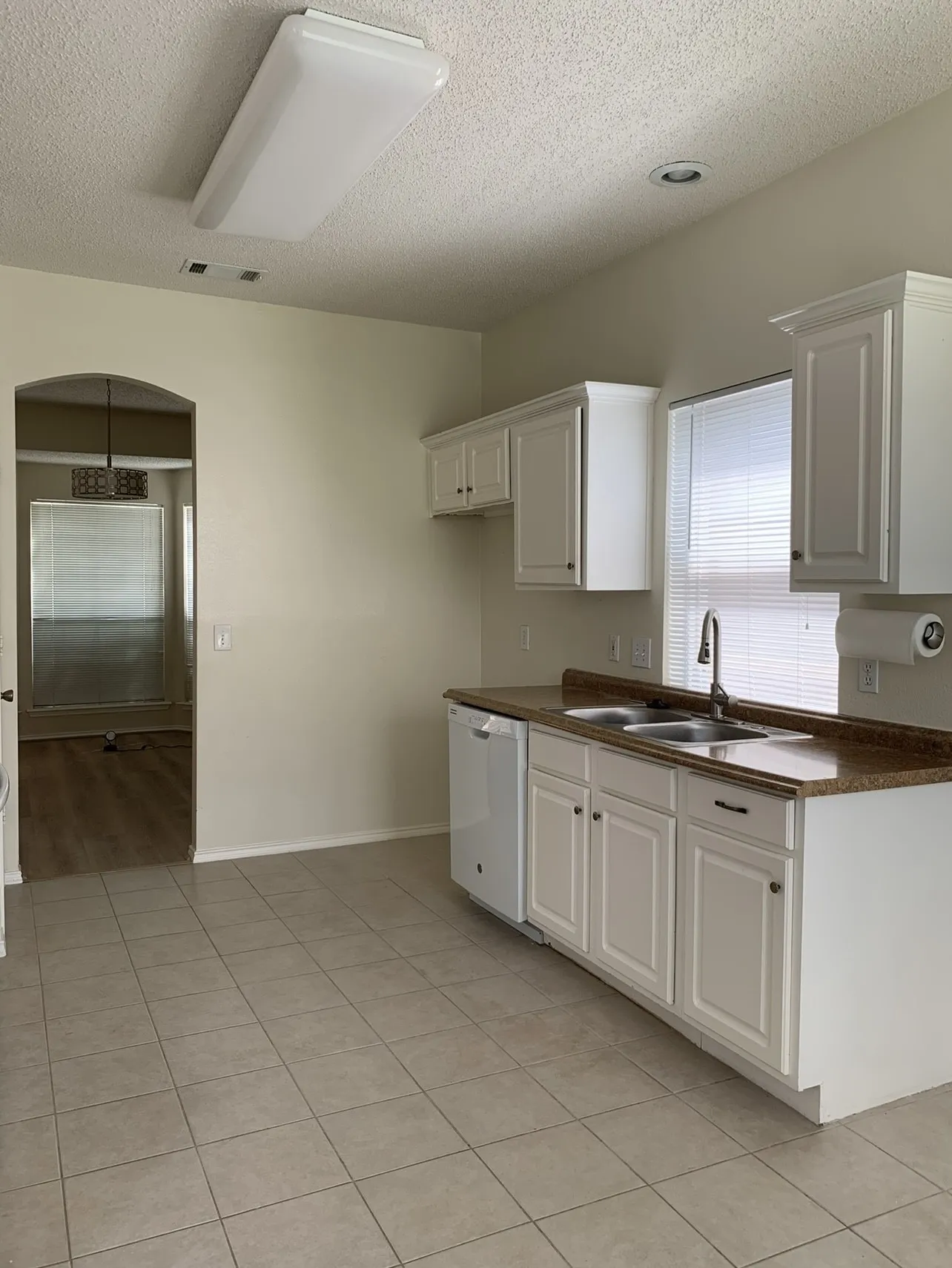 Single Family Residence For Rent in Tarrant County , 205 Branch Bend, Euless, Texas 76039, 3 Bedroom, 3 Bathroom, 2 Garage spaces, 1,924 Sqft, built in 1993, mls#21408688, Real Estate Agent in Euless, Homes For Rent in Tarrant county, Homes For Rent in Euless, Realtor in Euless Texas, Real Estate Brokerage Independent Realty Texas, Luminita Cordes Realtor