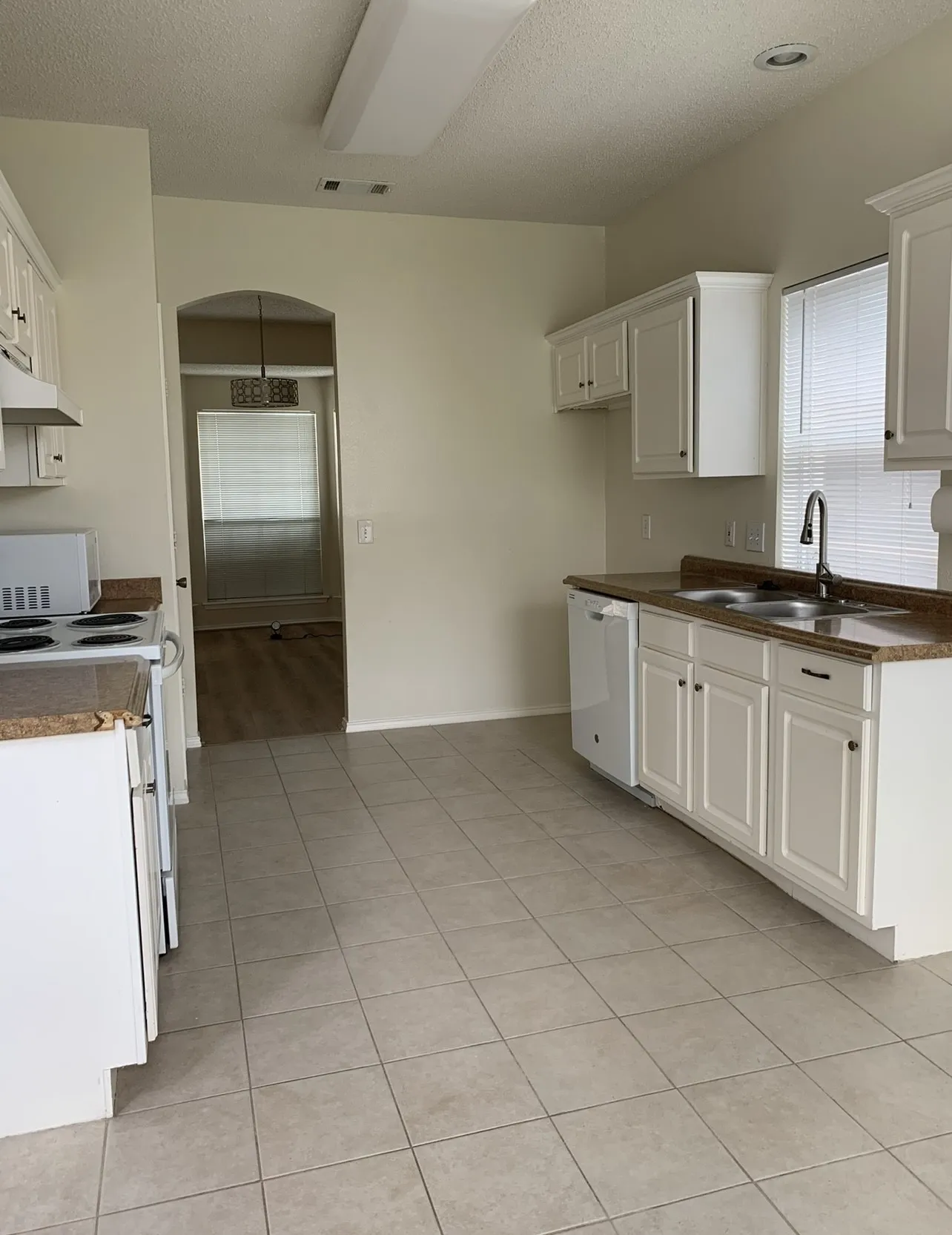 Single Family Residence For Rent in Tarrant County , 205 Branch Bend, Euless, Texas 76039, 3 Bedroom, 3 Bathroom, 2 Garage spaces, 1,924 Sqft, built in 1993, mls#21408688, Real Estate Agent in Euless, Homes For Rent in Tarrant county, Homes For Rent in Euless, Realtor in Euless Texas, Real Estate Brokerage Independent Realty Texas, Luminita Cordes Realtor