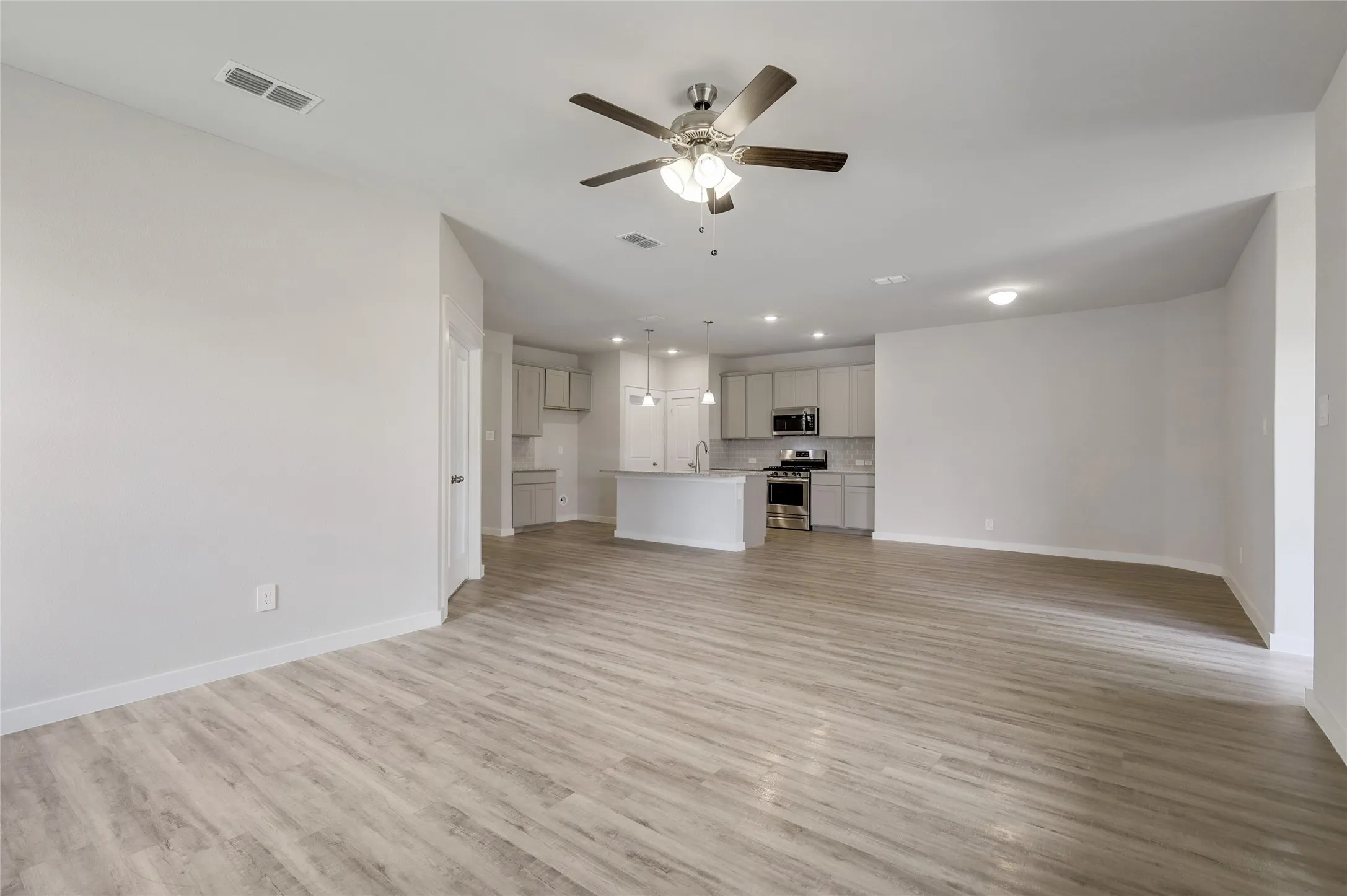 Single Family Residence For Sale in Collin County , 2429 Spring Side Drive, Royse City, Texas 75189, 3 Bedroom, 2 Bathroom, 2 Garage spaces, 1,865 Sqft, built in 2022, mls#21408050, Real Estate Agent in Royse City, Homes For Sale in Collin county, Homes For Sale in Royse City, Realtor in Royse City Texas, Real Estate Brokerage Independent Realty Texas, Luminita Cordes Realtor