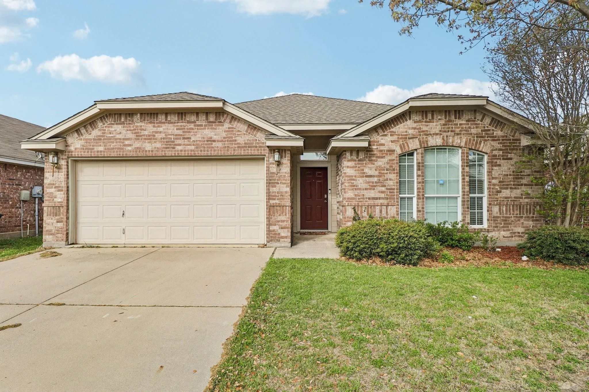 Single Family Residence For Rent in Tarrant County , 8221 Mule Deer Run, Fort Worth, Texas 76179, 3 Bedroom, 2 Bathroom, 2 Garage spaces, 1,614 Sqft, built in 2008, mls#21408705, Real Estate Agent in Fort Worth, Homes For Rent in Tarrant county, Homes For Rent in Fort Worth, Realtor in Fort Worth Texas, Real Estate Brokerage Independent Realty Texas, Luminita Cordes Realtor
