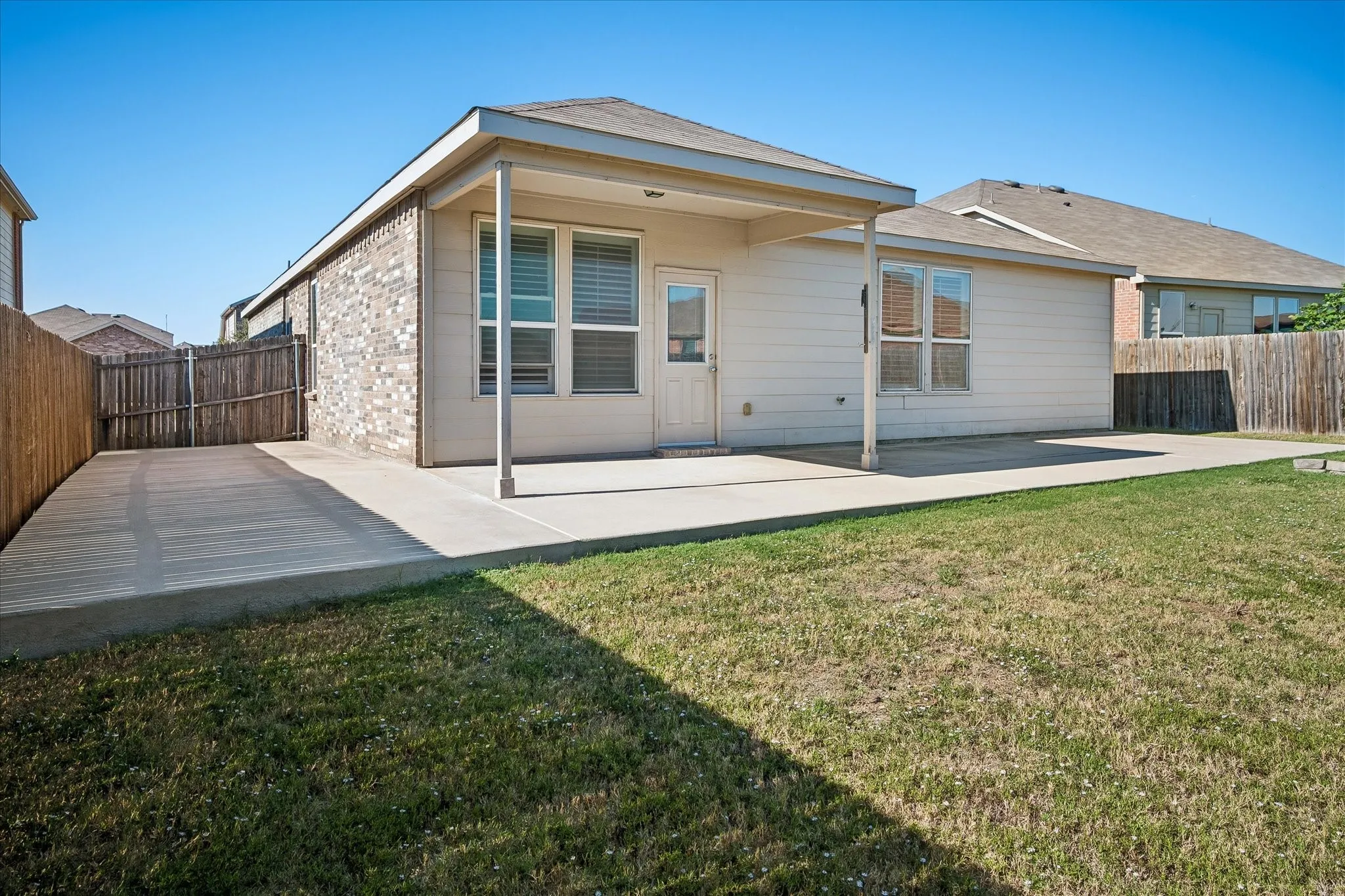 Single Family Residence For Sale in Tarrant County , 2228 Simmental Road, Fort Worth, Texas 76131, 3 Bedroom, 2 Bathroom, 2 Garage spaces, 1,954 Sqft, built in 2016, mls#21407039, Real Estate Agent in Fort Worth, Homes For Sale in Tarrant county, Homes For Sale in Fort Worth, Realtor in Fort Worth Texas, Real Estate Brokerage Independent Realty Texas, Luminita Cordes Realtor