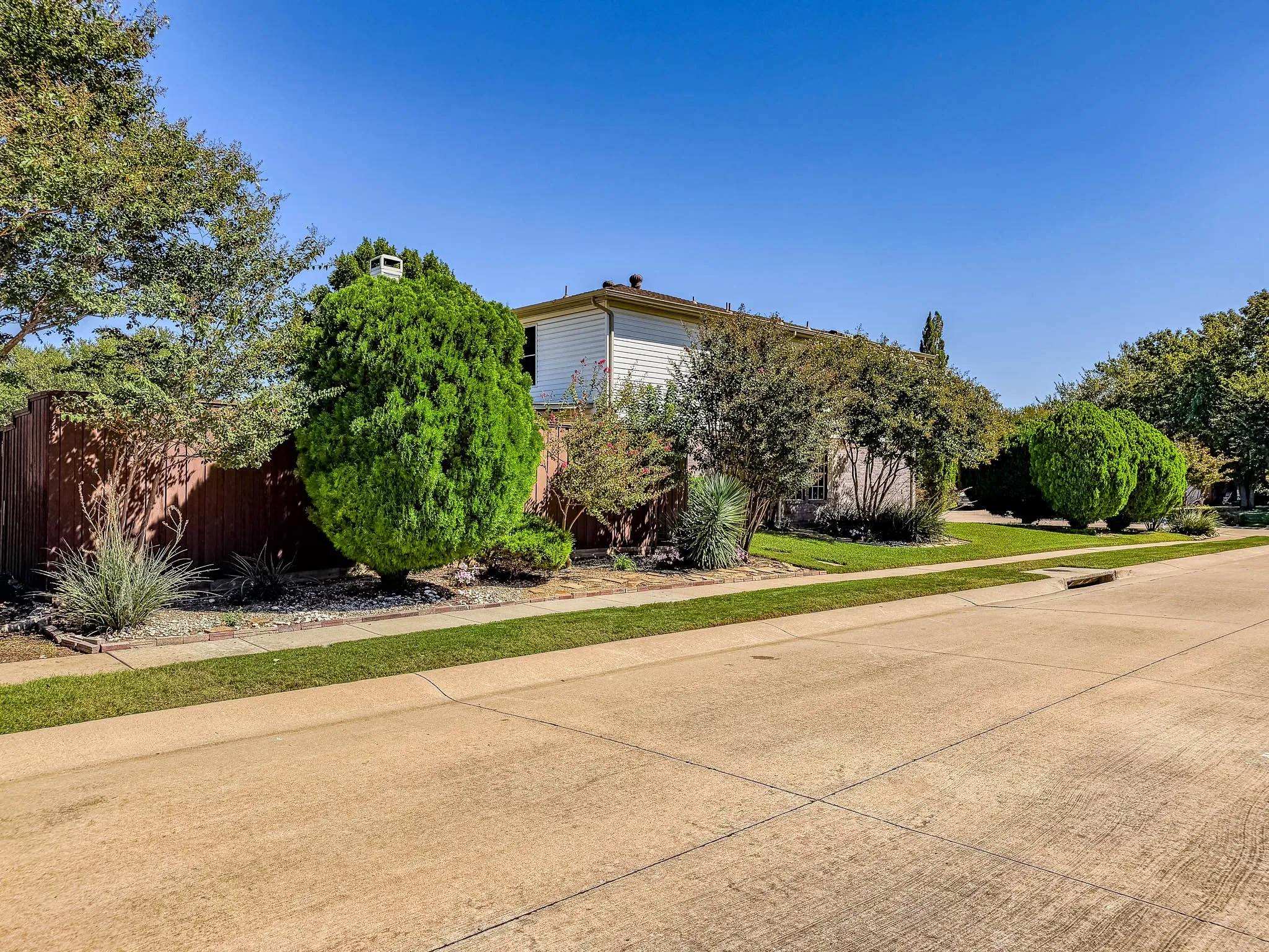 Single Family Residence For Sale in Collin County , 3002 Cedar Crest Drive, Mc Kinney, Texas 75070, 4 Bedroom, 3 Bathroom, 2 Garage spaces, 2,703 Sqft, built in 1997, mls#21408684, Real Estate Agent in Mc Kinney, Homes For Sale in Collin county, Homes For Sale in Mc Kinney, Realtor in Mc Kinney Texas, Real Estate Brokerage Independent Realty Texas, Luminita Cordes Realtor