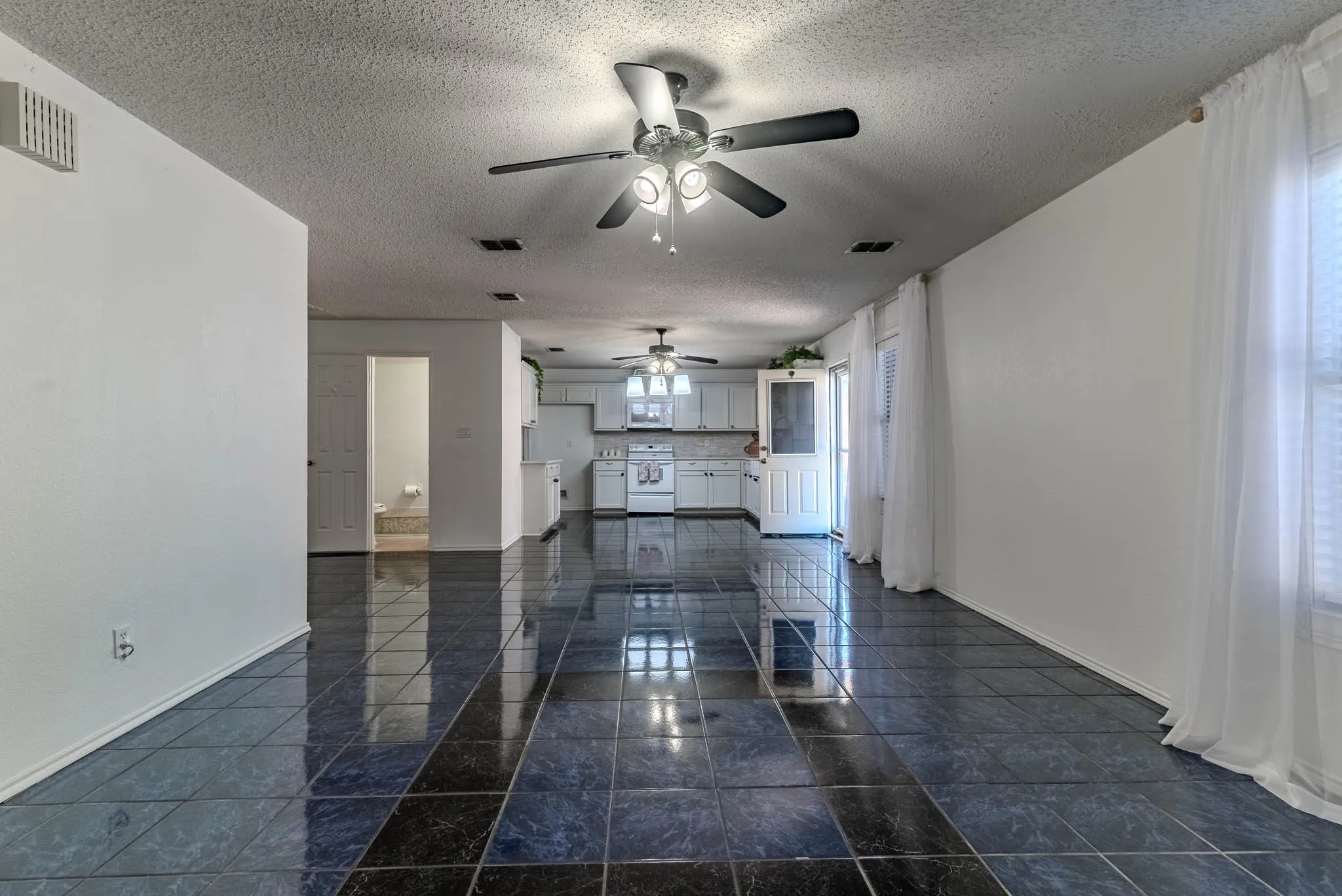 Single Family Residence For Sale in Collin County , 3002 Cedar Crest Drive, Mc Kinney, Texas 75070, 4 Bedroom, 3 Bathroom, 2 Garage spaces, 2,703 Sqft, built in 1997, mls#21408684, Real Estate Agent in Mc Kinney, Homes For Sale in Collin county, Homes For Sale in Mc Kinney, Realtor in Mc Kinney Texas, Real Estate Brokerage Independent Realty Texas, Luminita Cordes Realtor