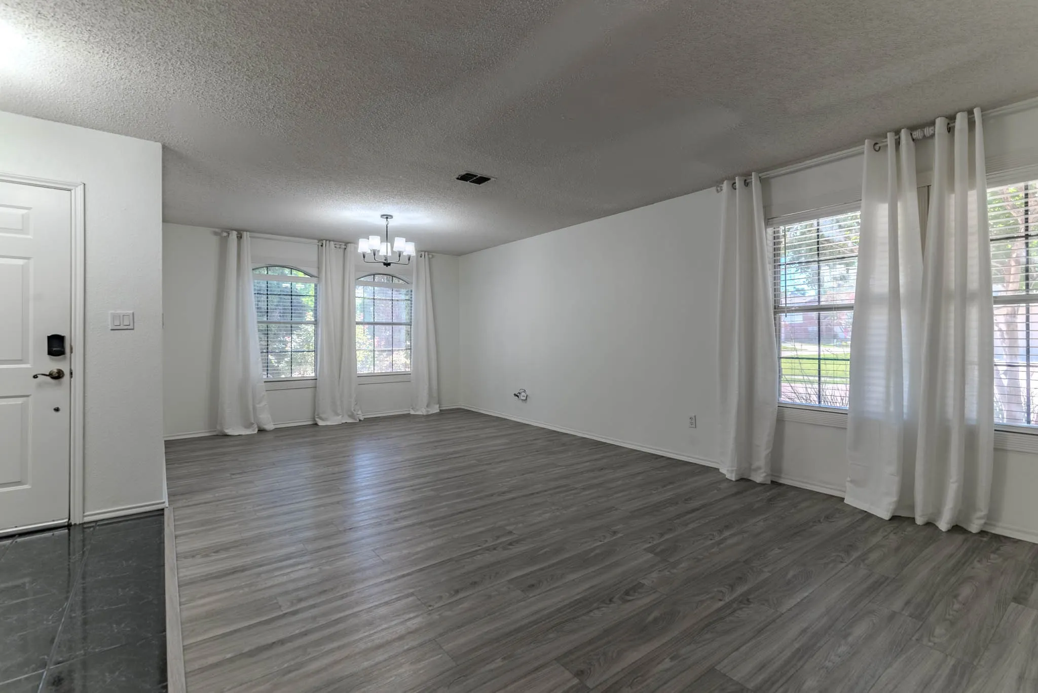 Single Family Residence For Sale in Collin County , 3002 Cedar Crest Drive, Mc Kinney, Texas 75070, 4 Bedroom, 3 Bathroom, 2 Garage spaces, 2,703 Sqft, built in 1997, mls#21408684, Real Estate Agent in Mc Kinney, Homes For Sale in Collin county, Homes For Sale in Mc Kinney, Realtor in Mc Kinney Texas, Real Estate Brokerage Independent Realty Texas, Luminita Cordes Realtor