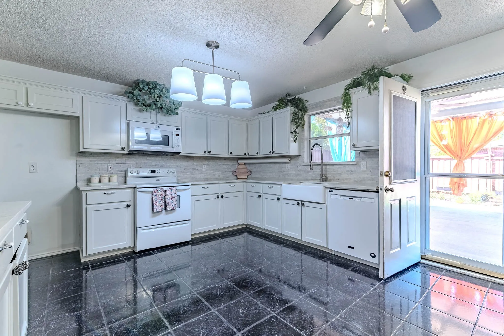 Single Family Residence For Sale in Collin County , 3002 Cedar Crest Drive, Mc Kinney, Texas 75070, 4 Bedroom, 3 Bathroom, 2 Garage spaces, 2,703 Sqft, built in 1997, mls#21408684, Real Estate Agent in Mc Kinney, Homes For Sale in Collin county, Homes For Sale in Mc Kinney, Realtor in Mc Kinney Texas, Real Estate Brokerage Independent Realty Texas, Luminita Cordes Realtor