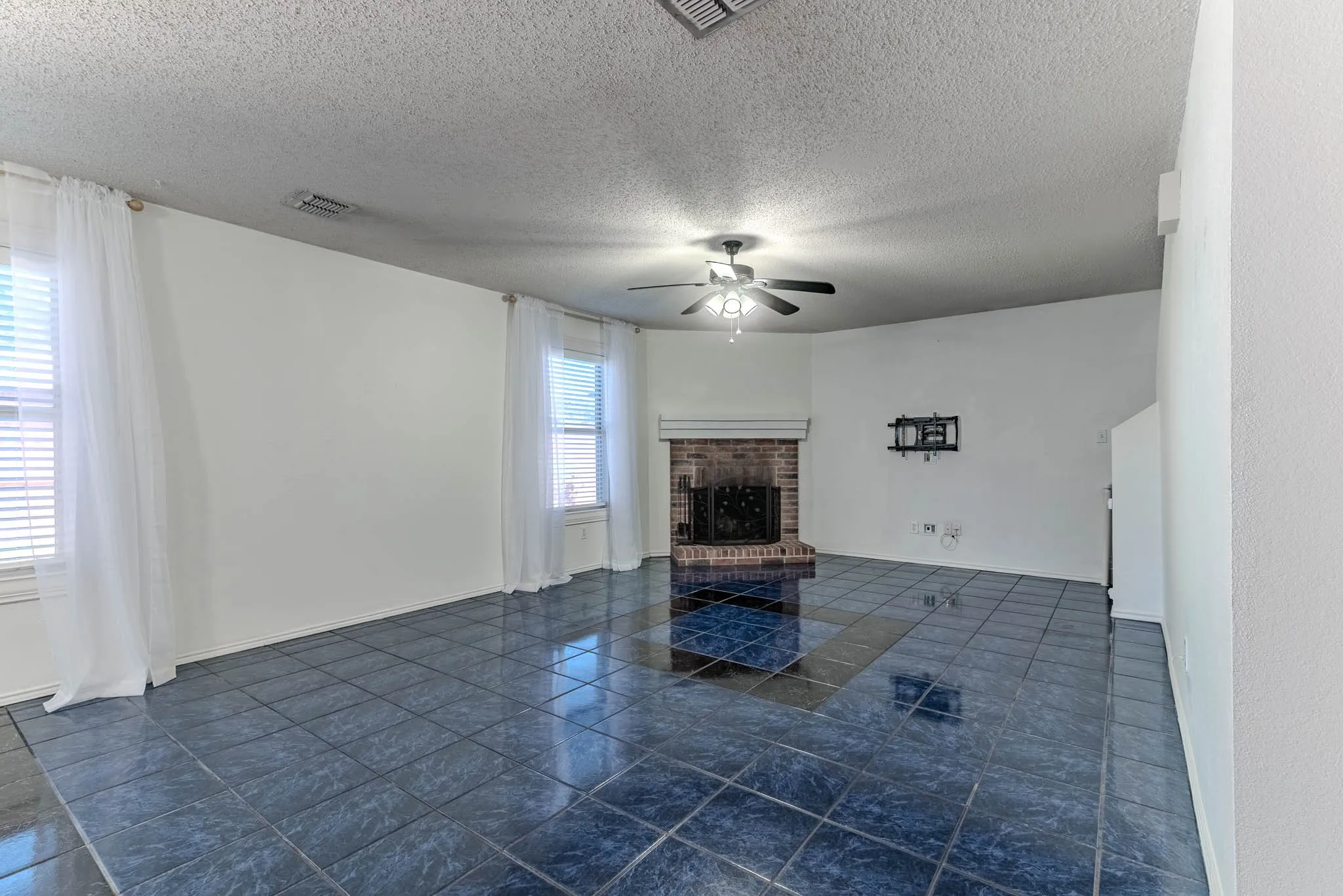 Single Family Residence For Sale in Collin County , 3002 Cedar Crest Drive, Mc Kinney, Texas 75070, 4 Bedroom, 3 Bathroom, 2 Garage spaces, 2,703 Sqft, built in 1997, mls#21408684, Real Estate Agent in Mc Kinney, Homes For Sale in Collin county, Homes For Sale in Mc Kinney, Realtor in Mc Kinney Texas, Real Estate Brokerage Independent Realty Texas, Luminita Cordes Realtor